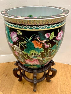 Jardinière en porcelaine à fleurs en forme d'aquarium sur pied sculpté chinois