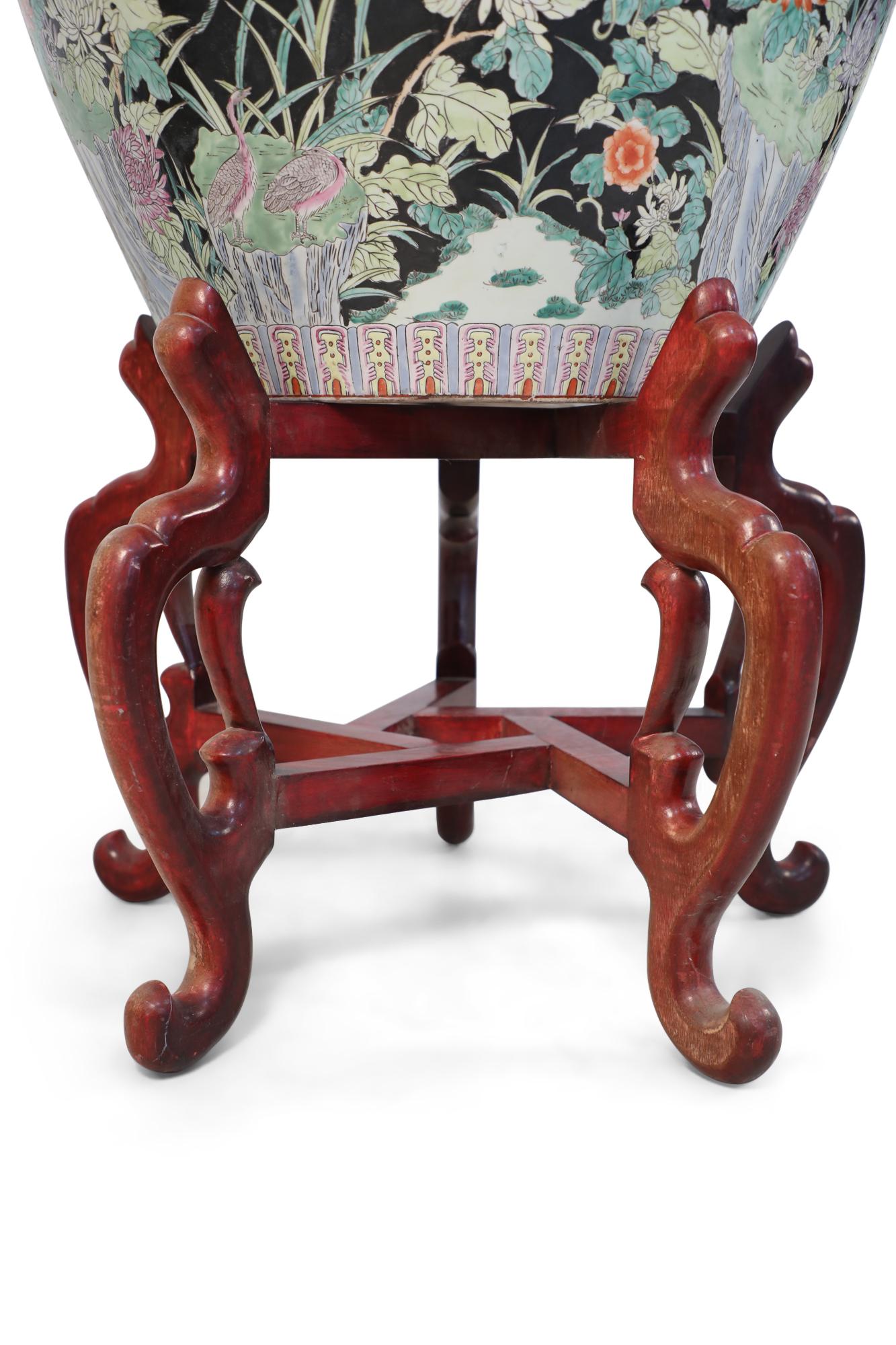 Chinese Floral Porcelain Planter with Wooden Stand In Good Condition For Sale In New York, NY