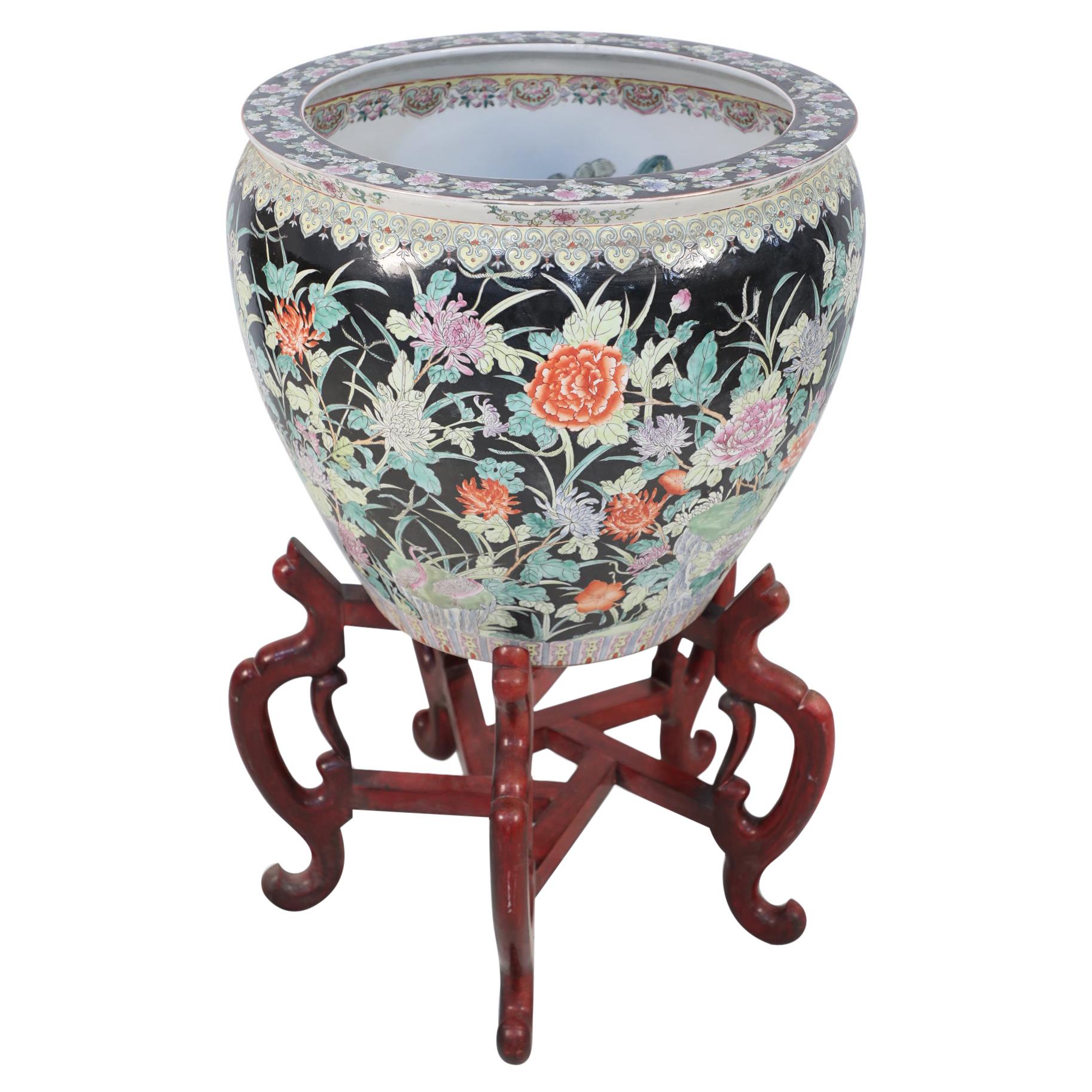 Jardinière chinoise en porcelaine à motifs floraux avec support en bois