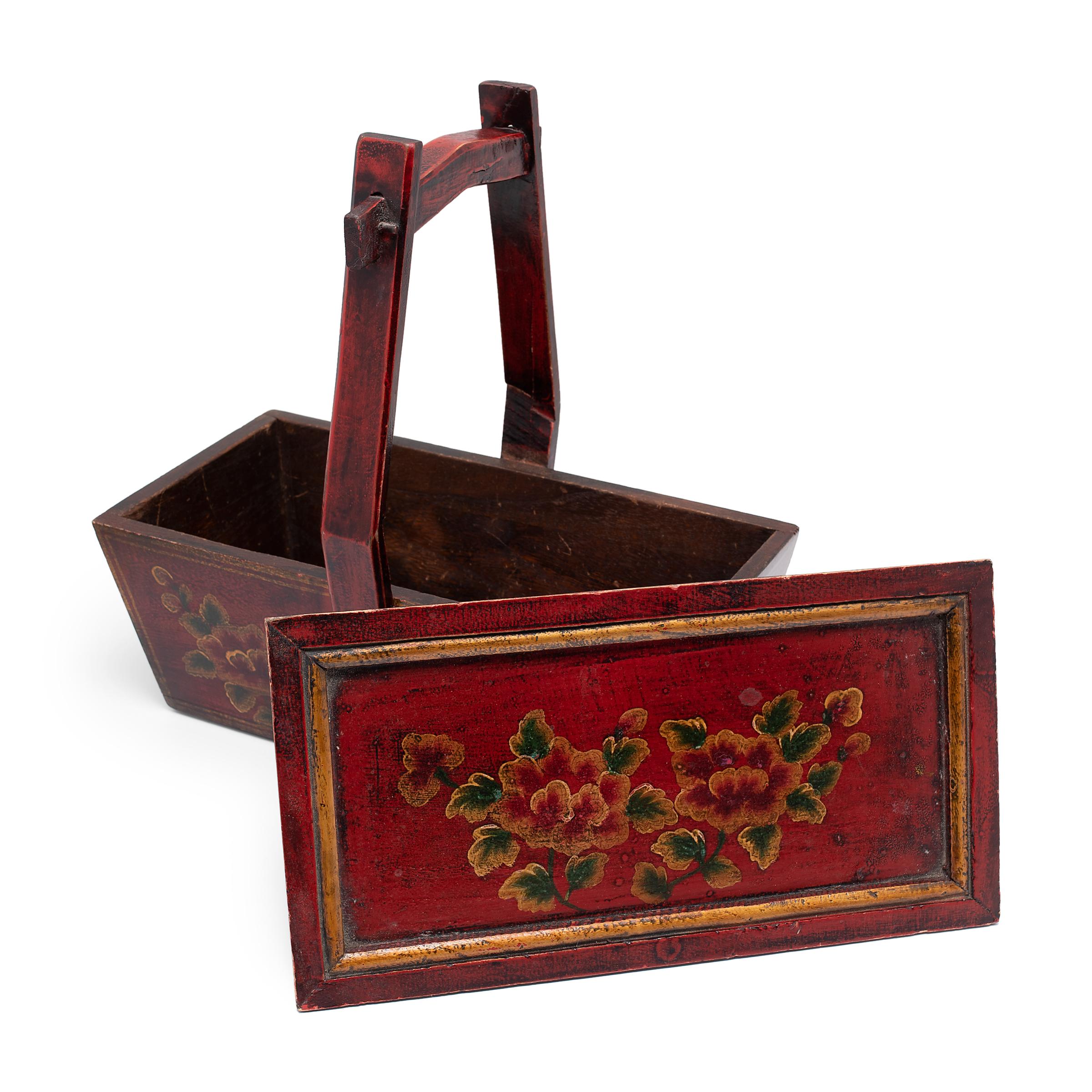 Chinese Floral Red Lacquer Carrying Box In Good Condition In Chicago, IL