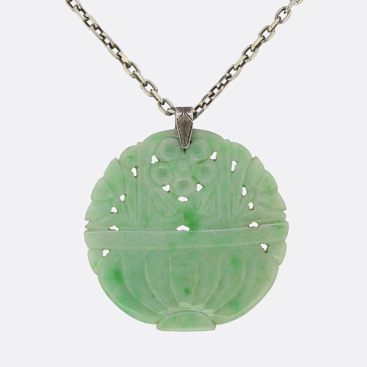 Chinese Flower Jade Necklace In Good Condition For Sale In London, GB