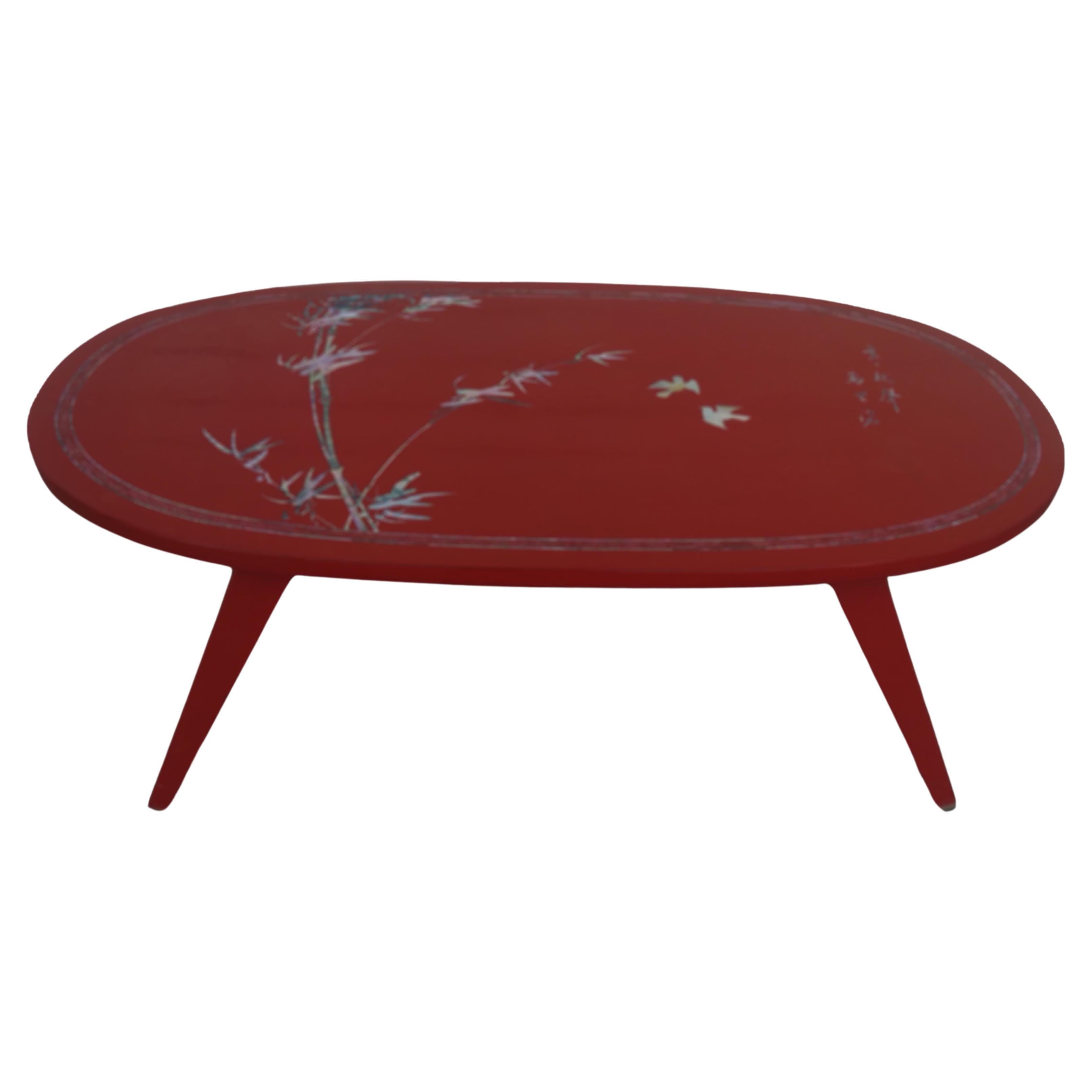 Il s'agit d'une table basse pliante peinte en laque rouge. Il est incrusté de nacre.

Un plateau laqué rouge assorti est également disponible.