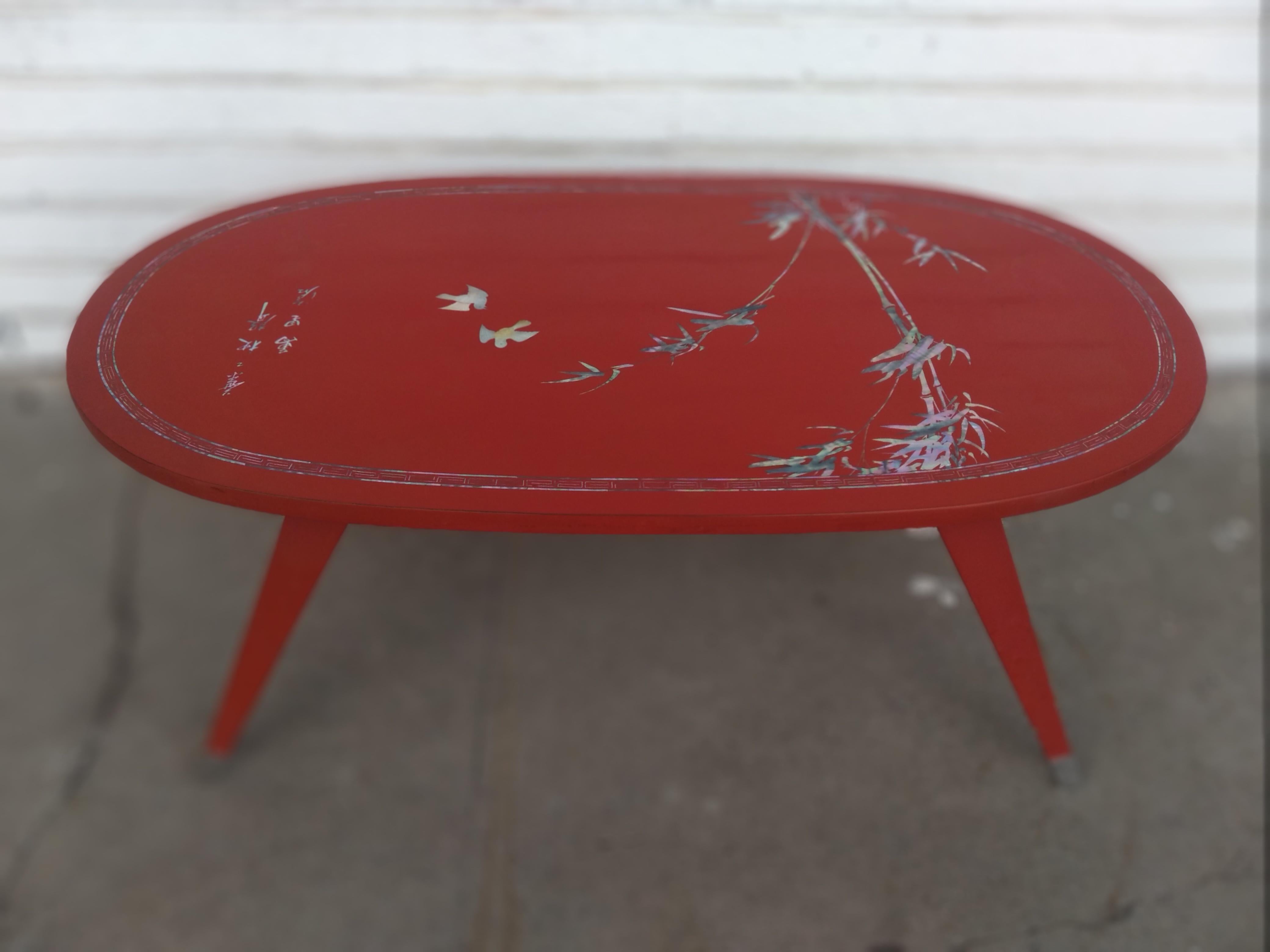 Bois Table basse chinoise à pied pliant en laque rouge avec incrustation de nacre en vente