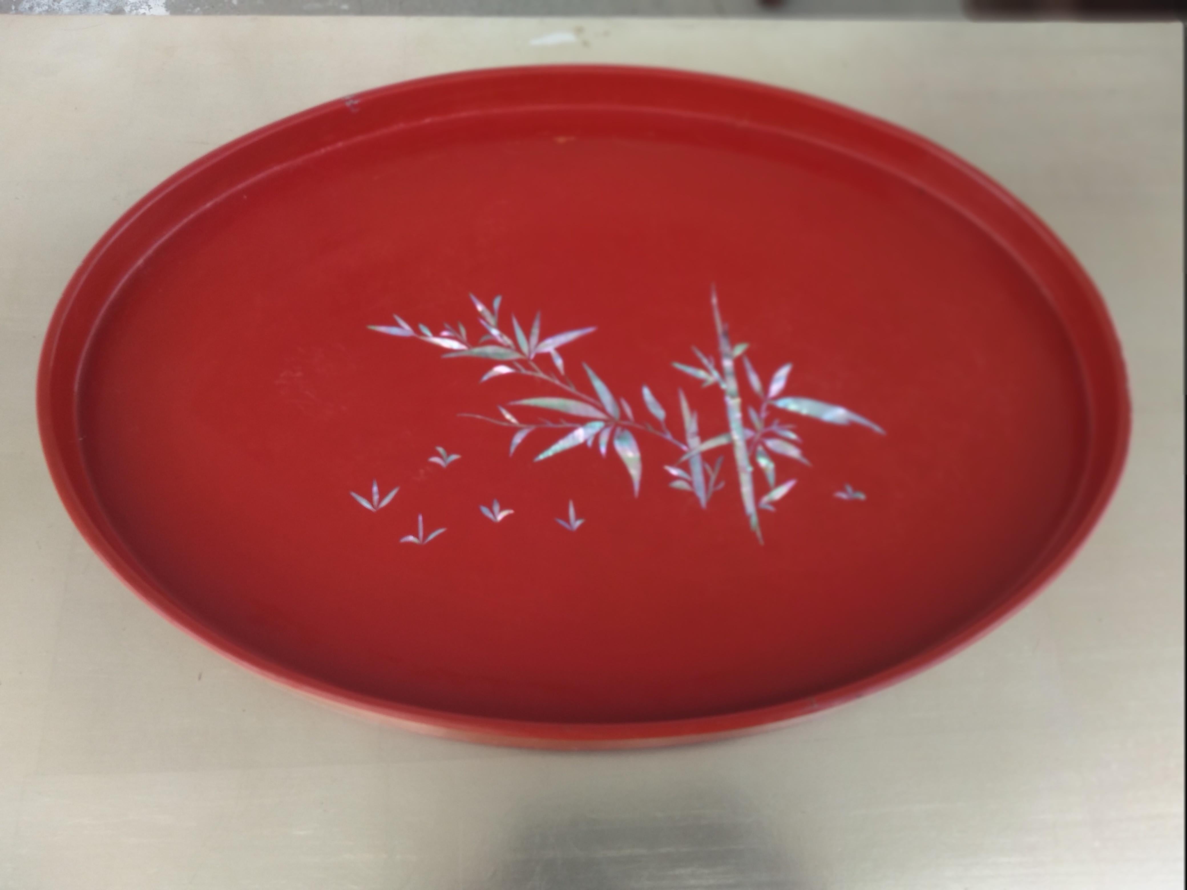 Table basse chinoise à pied pliant en laque rouge avec incrustation de nacre en vente 1