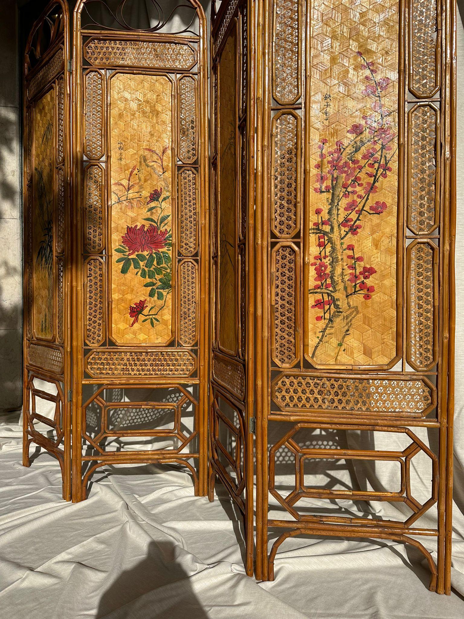 An house hold must is a well elaborated Folding Screen.

This one made specially in Rattan has two diferrent motives on each side that reveal the landscape and nature features found in long time ago China.

Intrically perfurated around their 4