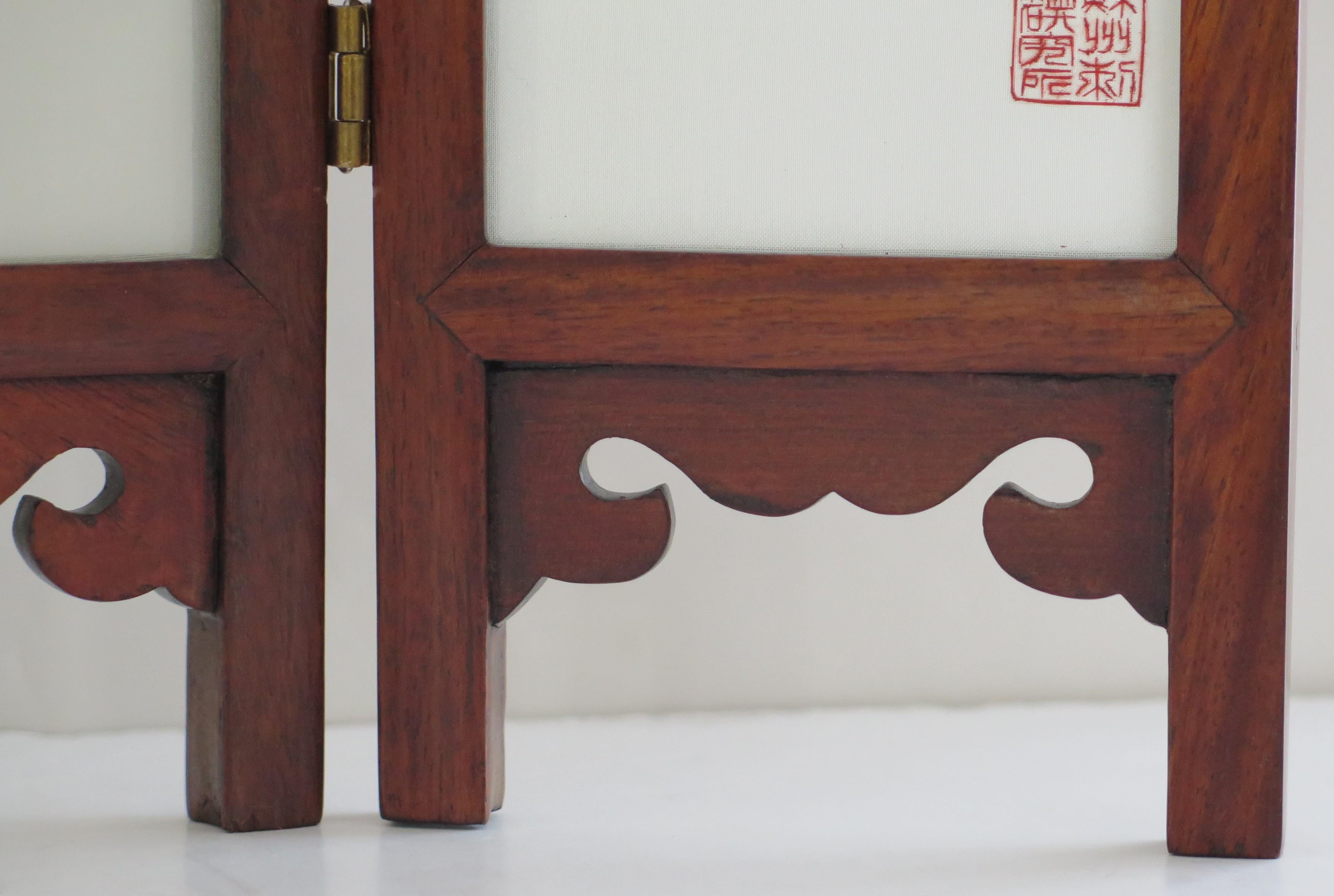 Soie Paravent ou écran de bureau chinois en bois de feuillus et soie décoré à la main, vers 1960 en vente