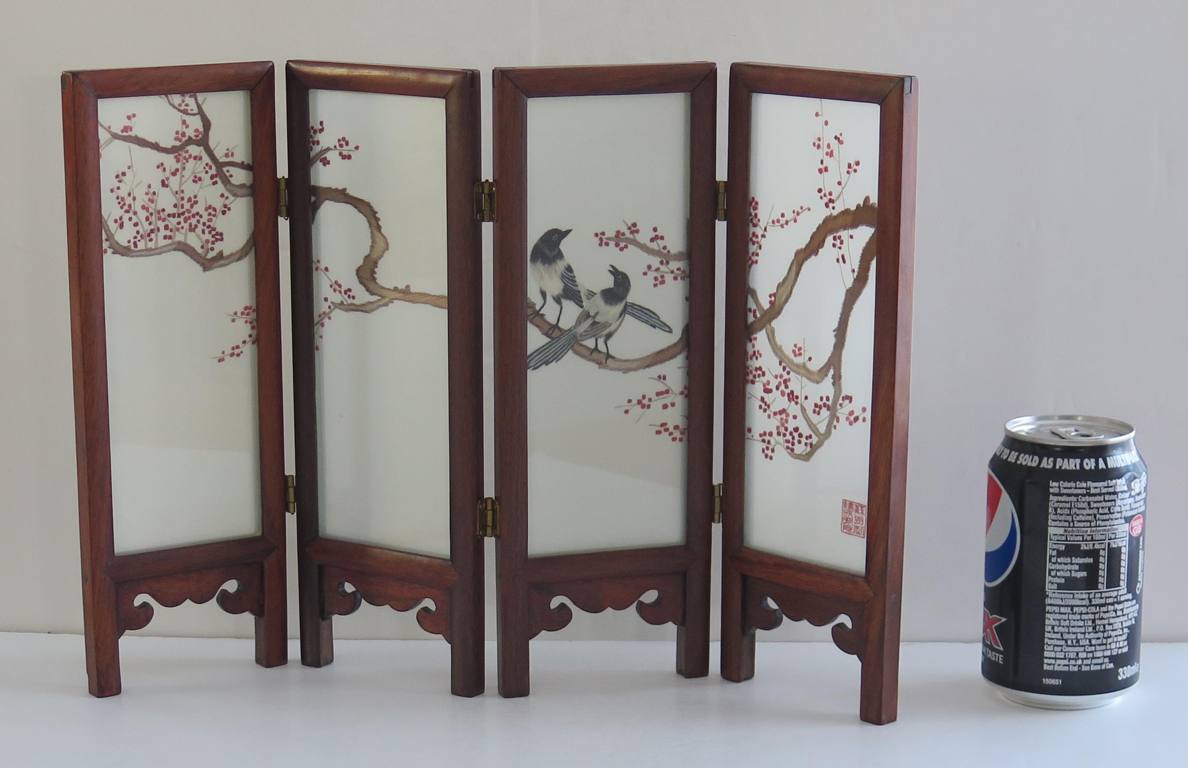 Paravent ou écran de bureau chinois en bois de feuillus et soie décoré à la main, vers 1960 en vente 1