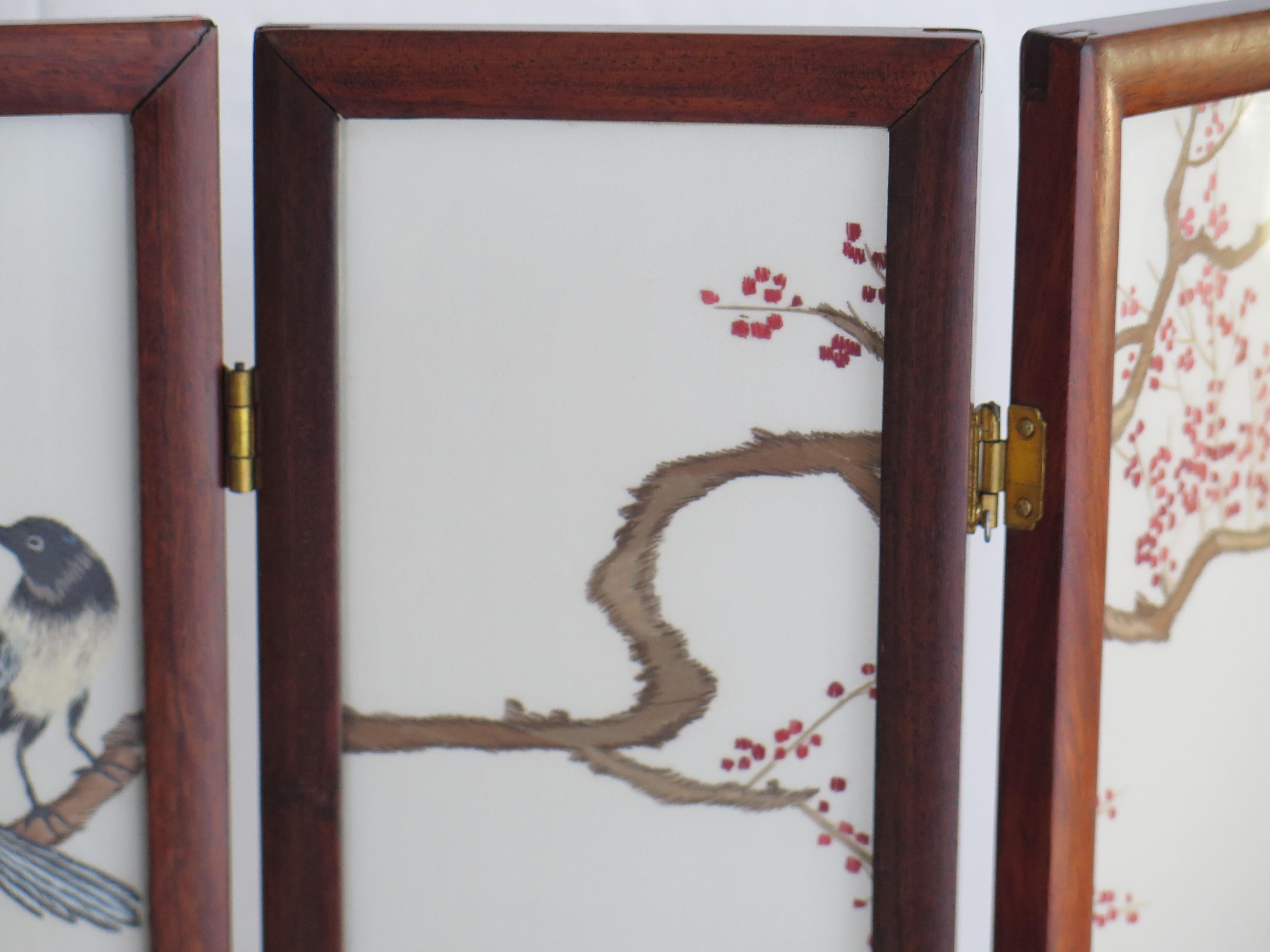 Qing Paravent ou écran de bureau chinois en bois de feuillus et soie décoré à la main, vers 1960 en vente