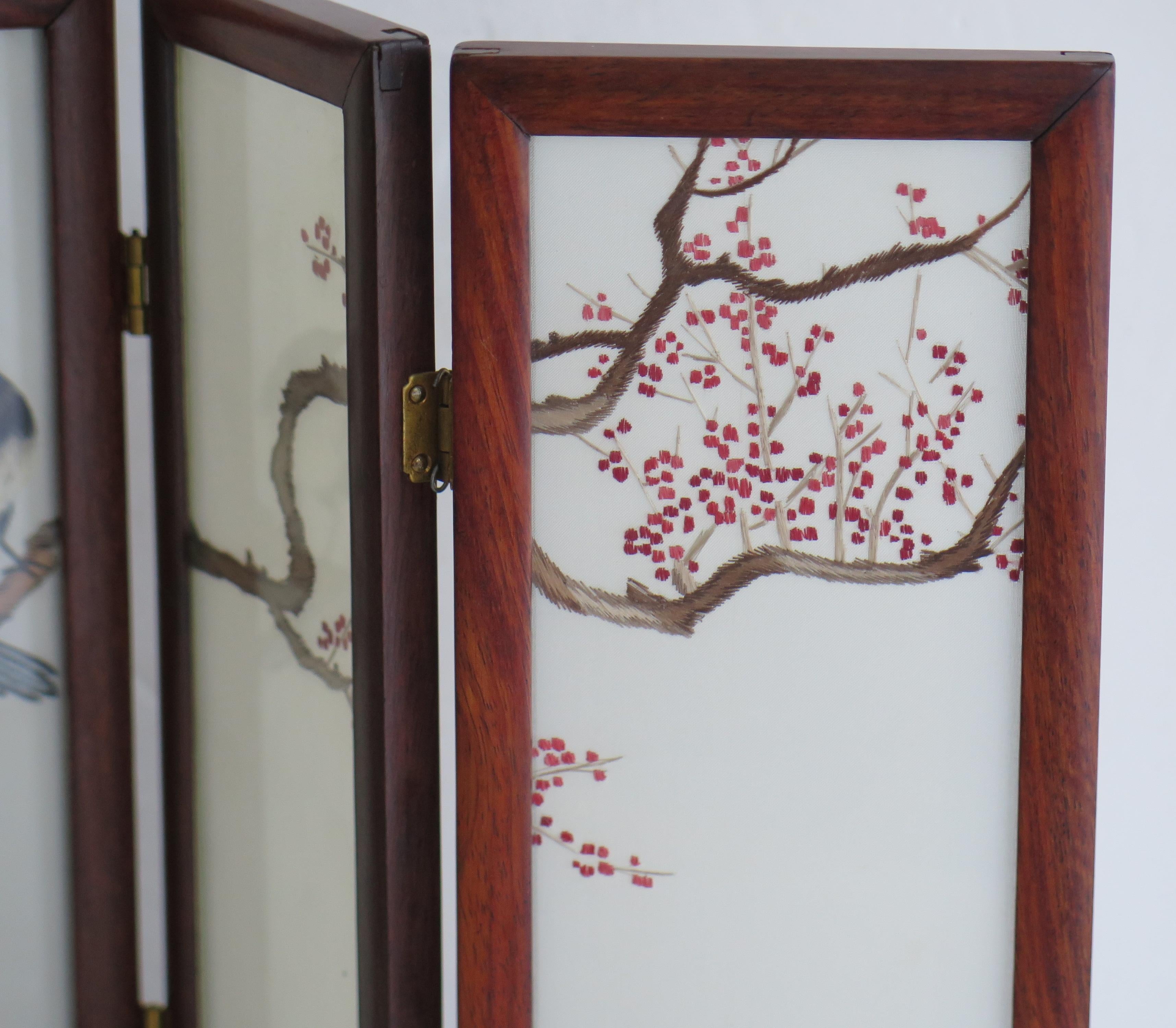 Qing Paravent ou écran de bureau chinois en bois de feuillus et soie décoré à la main, vers 1960 en vente