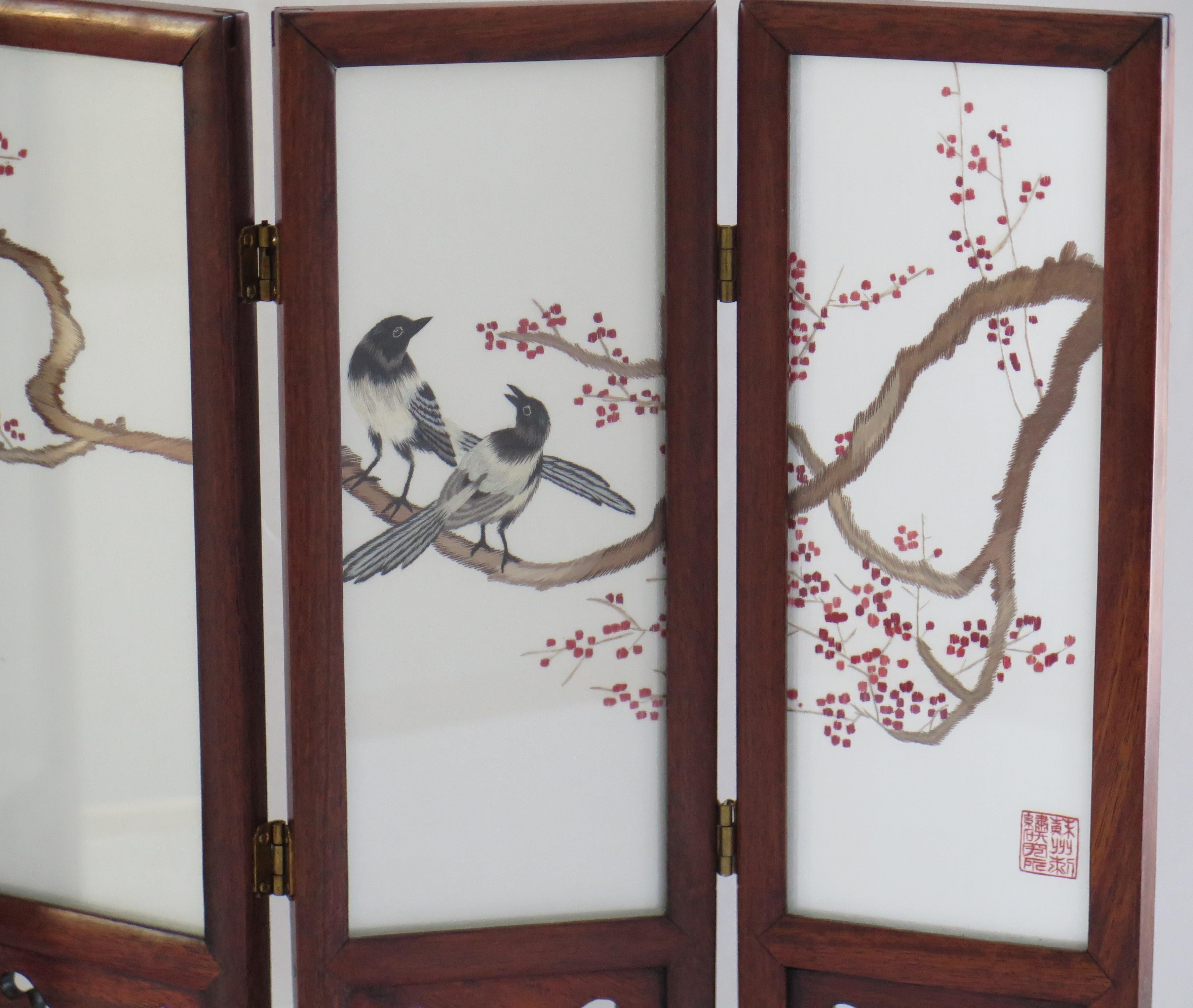 Fait main Paravent ou écran de bureau chinois en bois de feuillus et soie décoré à la main, vers 1960 en vente
