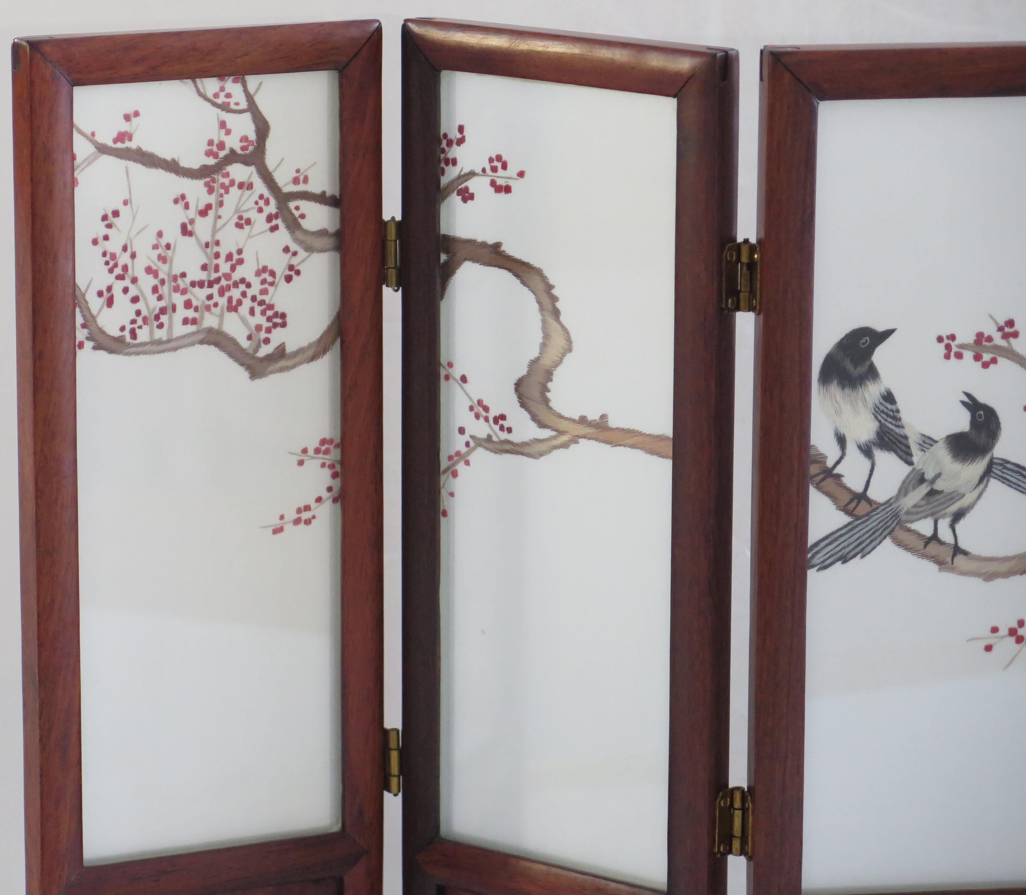 Paravent ou écran de bureau chinois en bois de feuillus et soie décoré à la main, vers 1960 Bon état - En vente à Lincoln, Lincolnshire