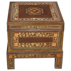 Arcón chino pintado con follaje y montado en latón sobre peana con llave, c. 1880