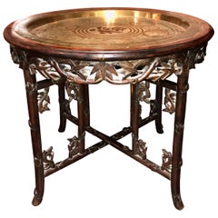 Table pliante chinoise en bois dur sculpté de feuillages avec plateau en laiton