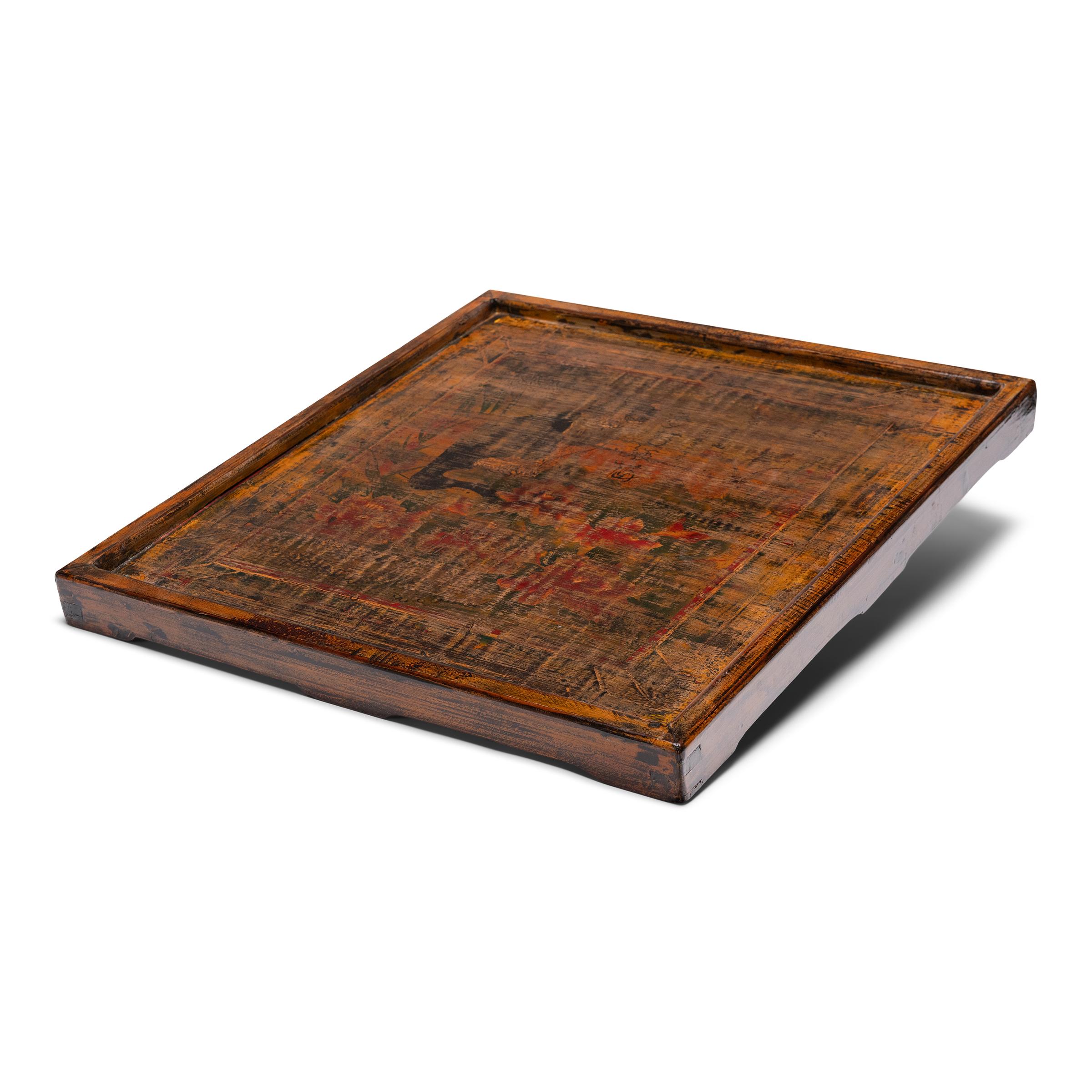 Questo grande vassoio da portata in legno è realizzato con un pannello dipinto a mano recuperato da un mobile cinese vintage. Selezionato per la sua affascinante decorazione d'arte popolare, il pannello trovato è dipinto con un gruppo di peonie rosa