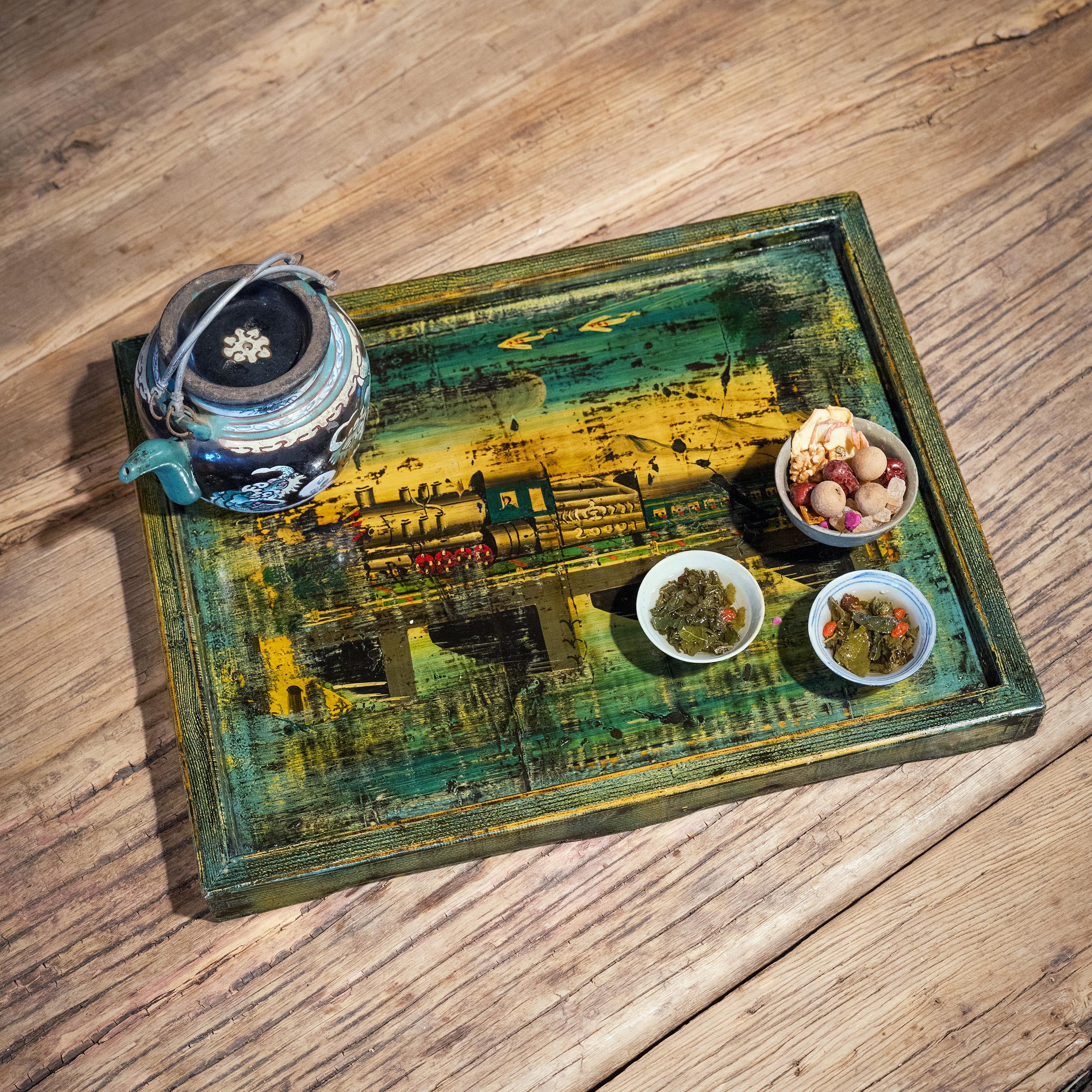 Questo vassoio da portata laccato è realizzato con un pannello dipinto a mano recuperato da un mobile cinese vintage. Selezionato per le sue affascinanti decorazioni d'arte popolare, il pannello trovato è dipinto con una locomotiva a vapore che