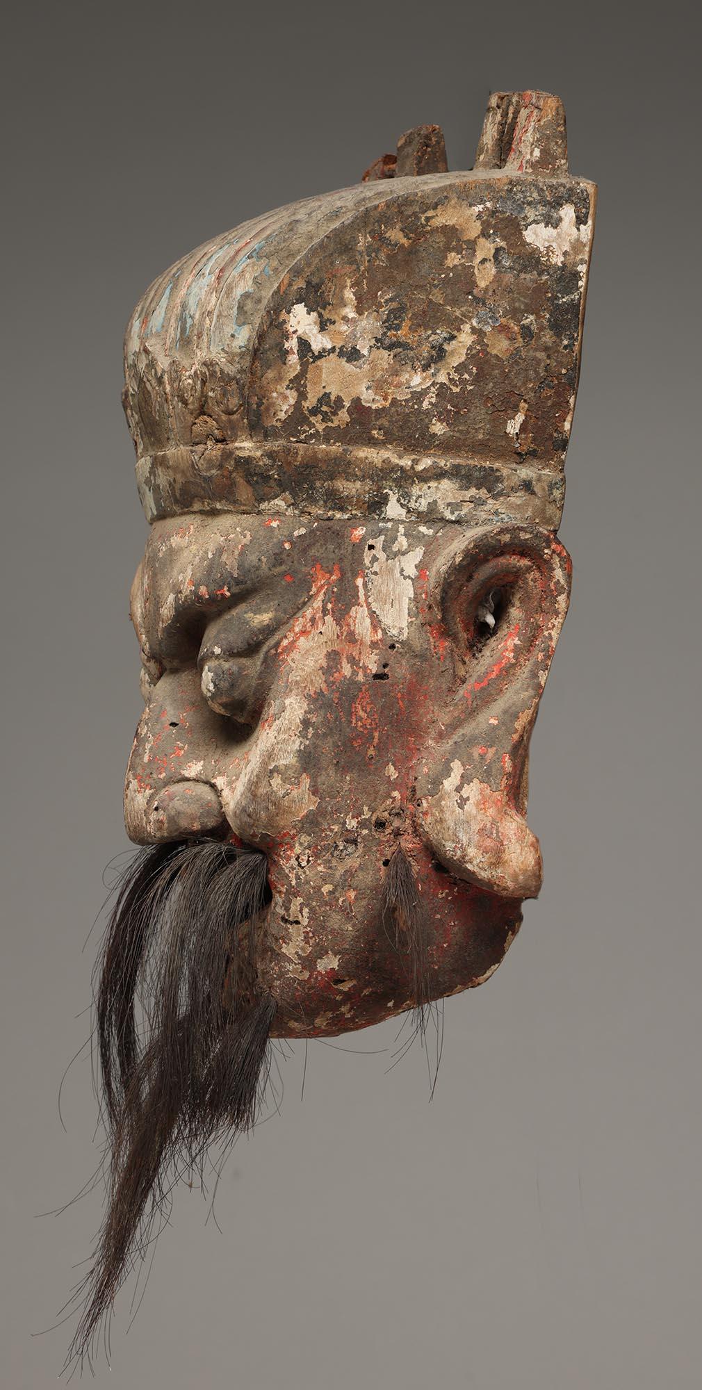Tribal Masque de danse chinois en bois avec barbe et grandes oreilles, traces de peinture Chine en vente