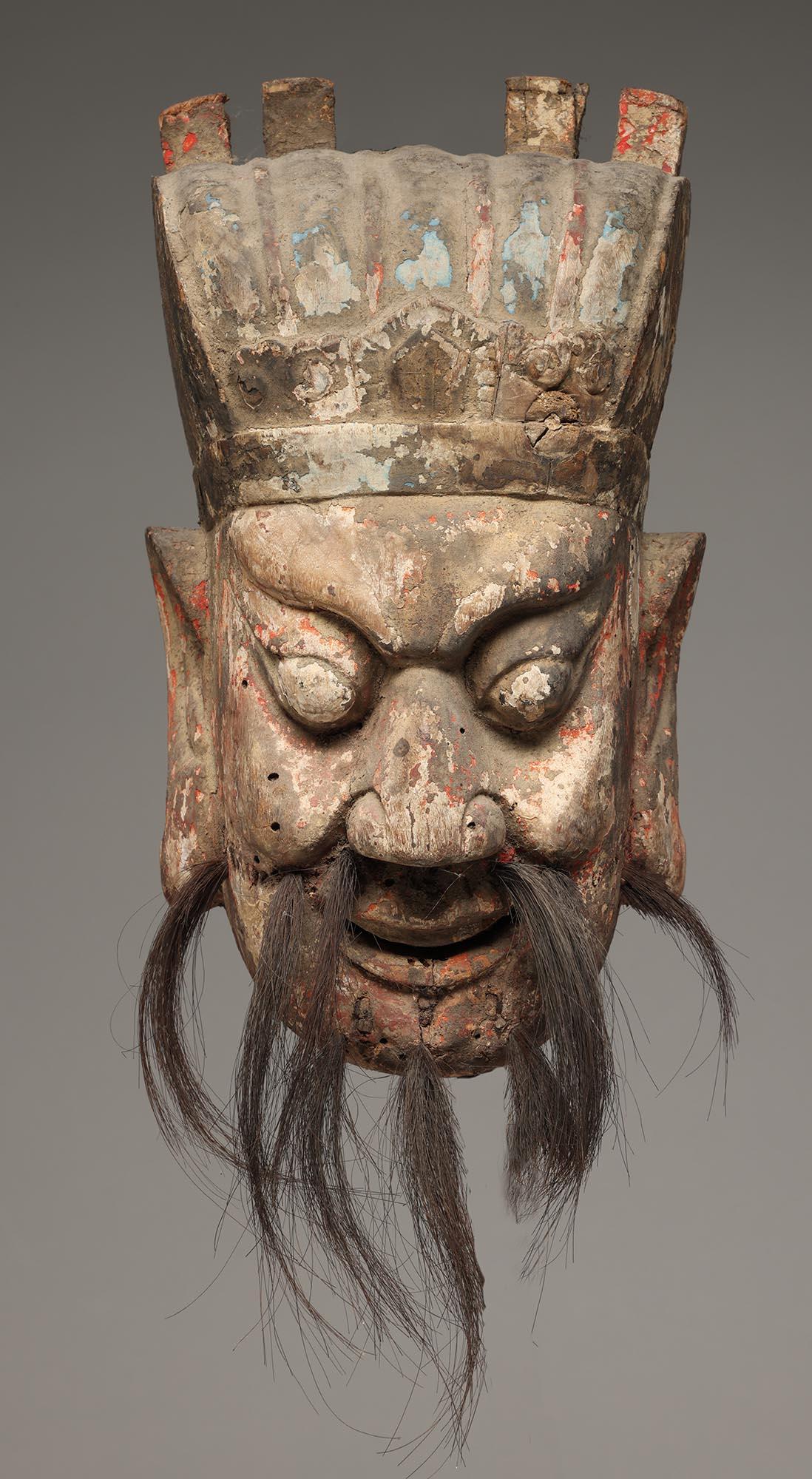 Sculpté à la main Masque de danse chinois en bois avec barbe et grandes oreilles, traces de peinture Chine en vente