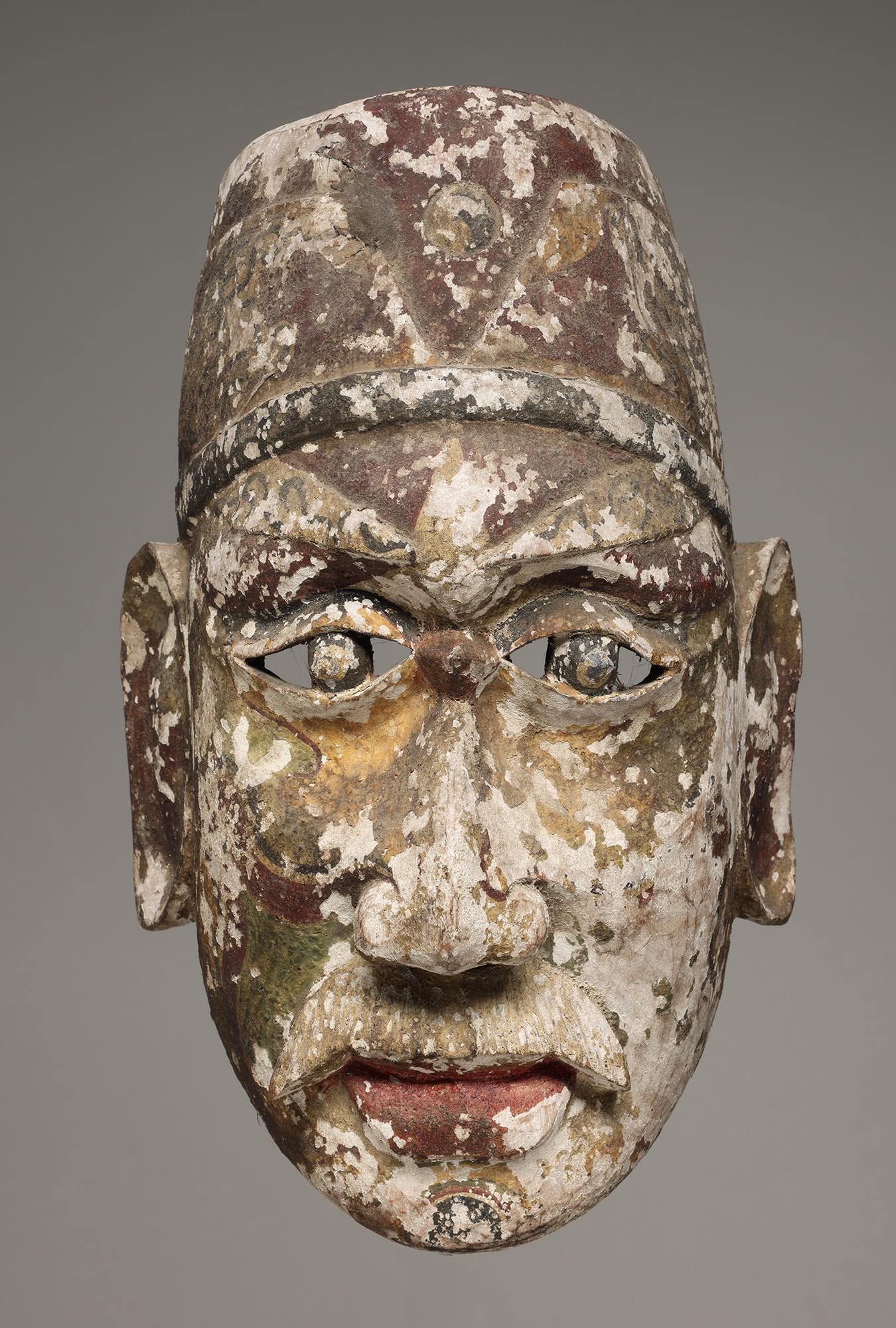 Masque de danse en bois dur sculpté de Chine avec une expression puissante et des yeux ouverts. Traces de nombreuses couches de peinture, dont des pigments rouges verts noirs et blancs.

Ex- collection privée en Californie, 

Du début du 20e siècle.