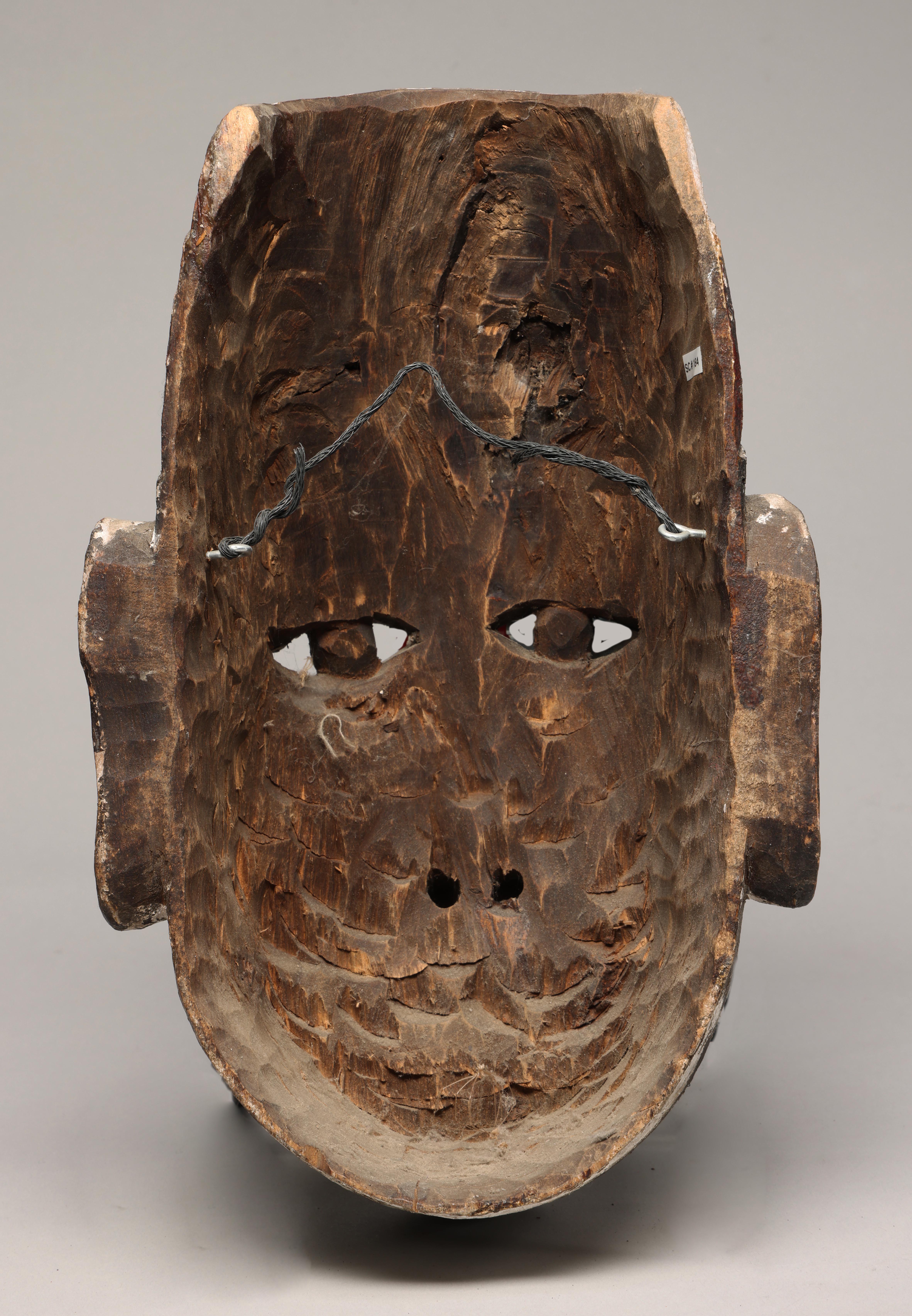 20ième siècle Masque de danse folklorique chinois en Wood avec yeux ouverts et lèvres rouges Traces de peinture Chine en vente