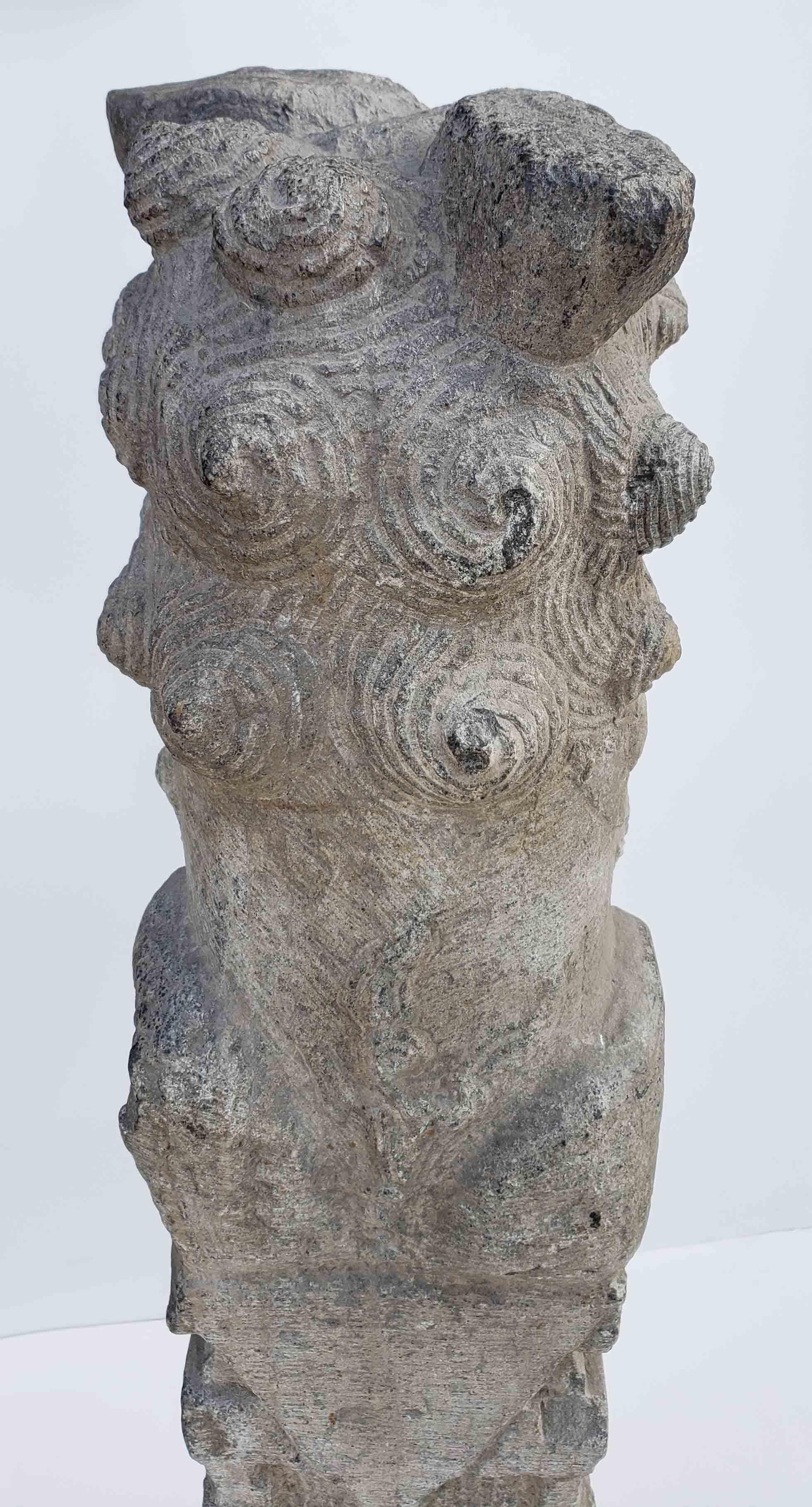 Sculpture faite à partir d'un poteau d'attache, chinoise en granit massif représentant un chien Fu, début du XXe siècle en vente 2