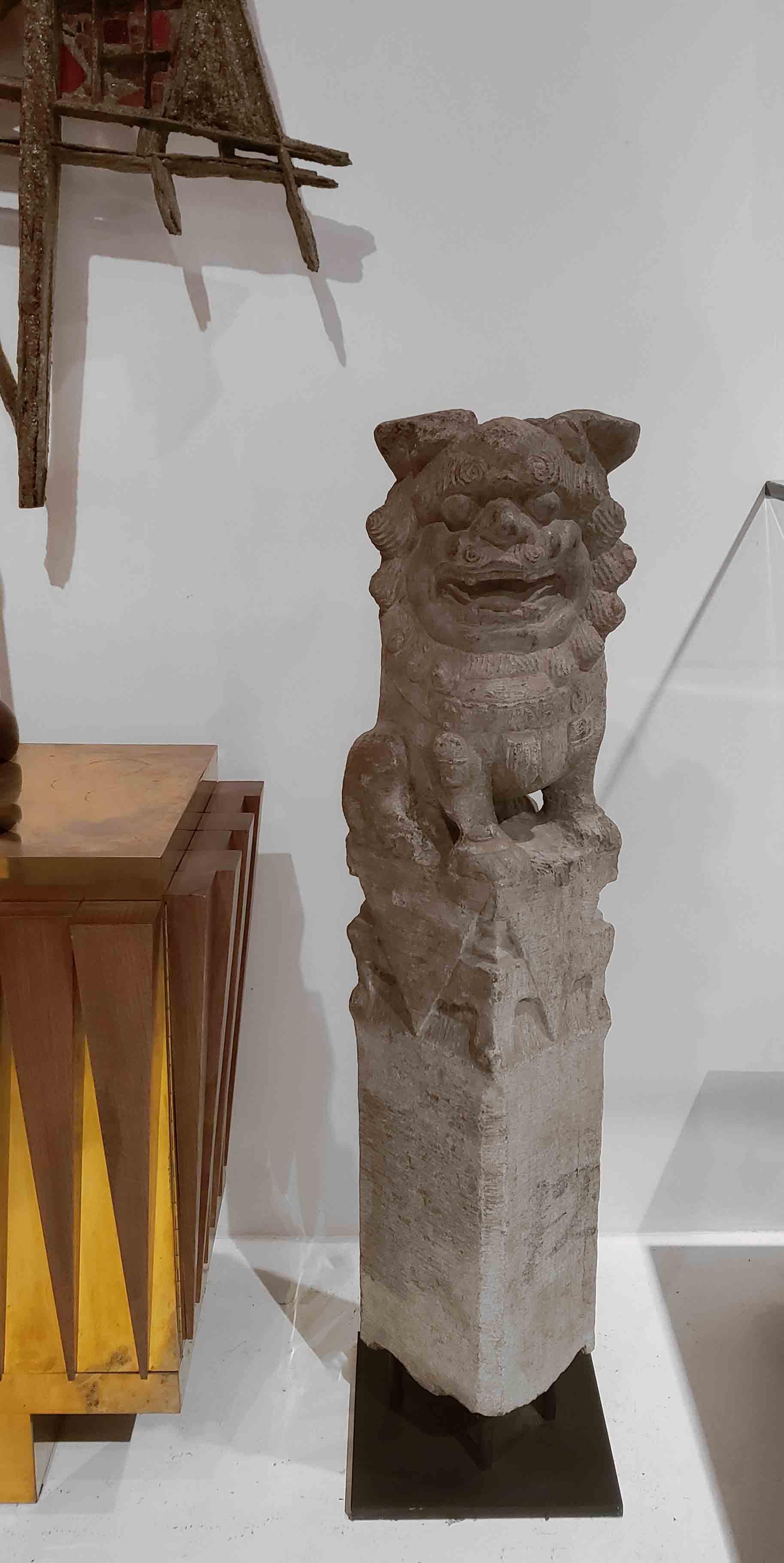Sculpture de chien chinois en granit massif sculpté. Sculpture en pierre ancienne de la fin du 19e siècle et du début du 20e siècle. Il servait autrefois de poteau d'attelage pour les chevaux et a été transformé par des professionnels en une