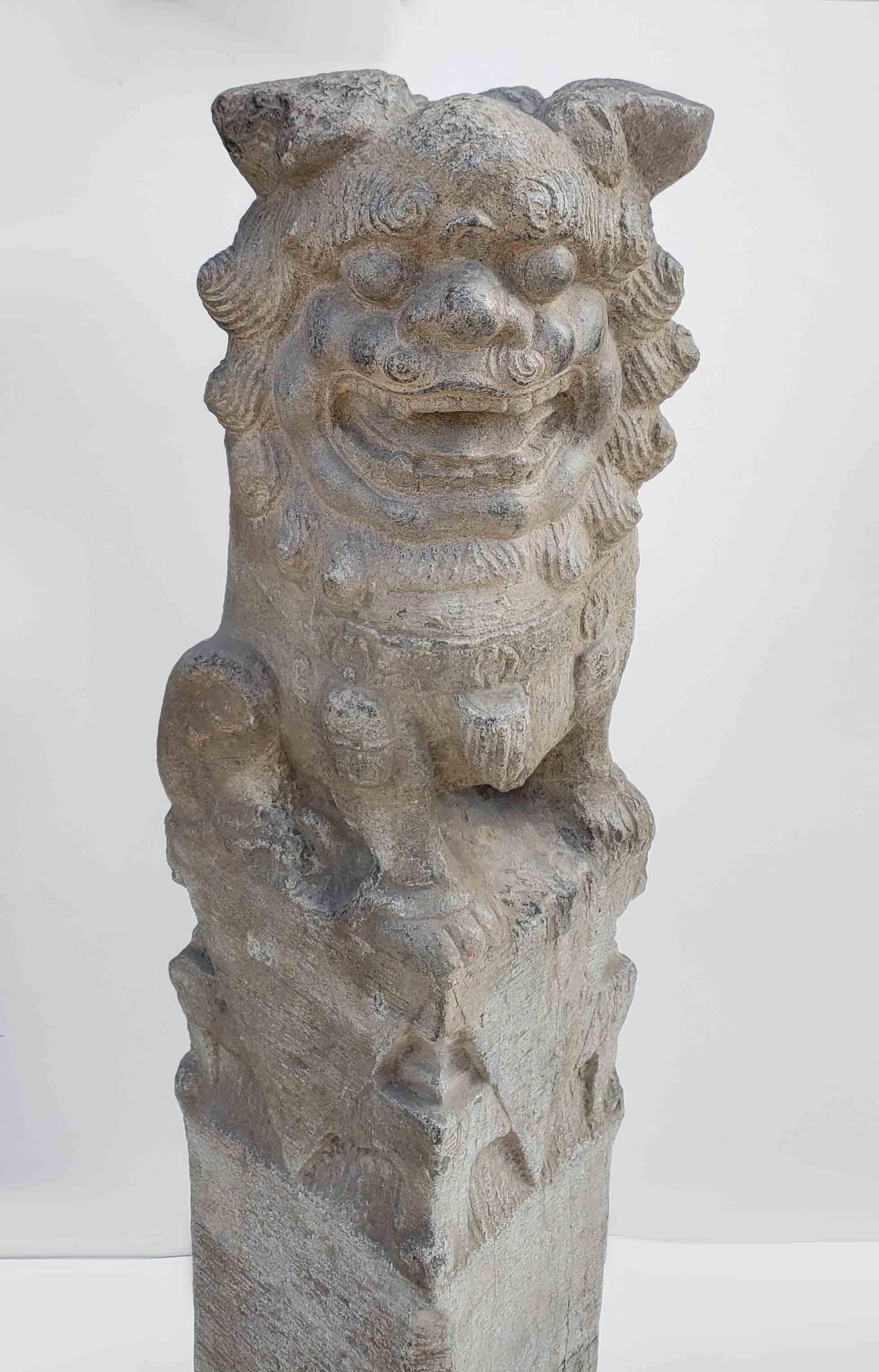 Chinoiseries Sculpture faite à partir d'un poteau d'attache, chinoise en granit massif représentant un chien Fu, début du XXe siècle en vente