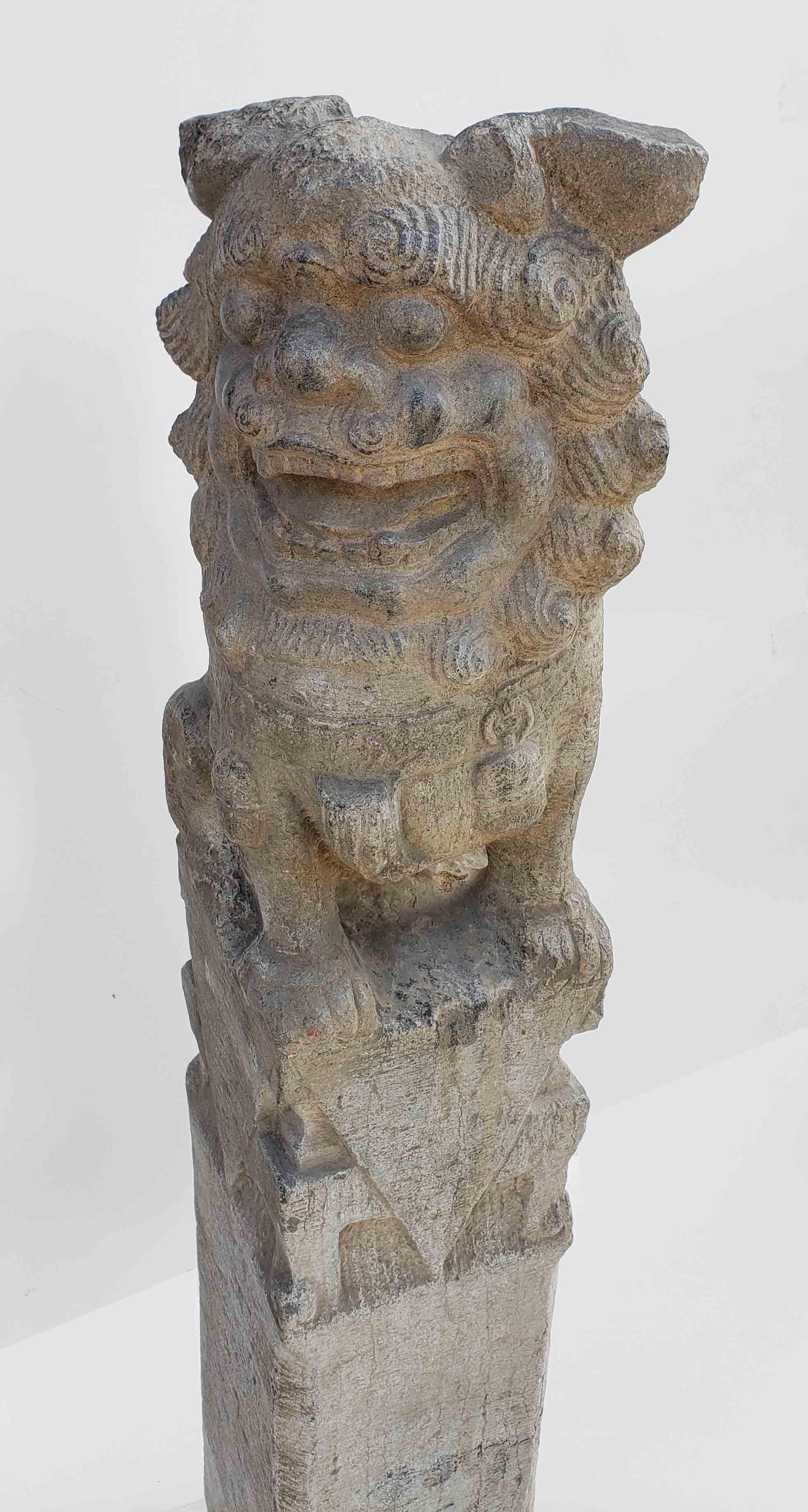 Chinois Sculpture faite à partir d'un poteau d'attache, chinoise en granit massif représentant un chien Fu, début du XXe siècle en vente