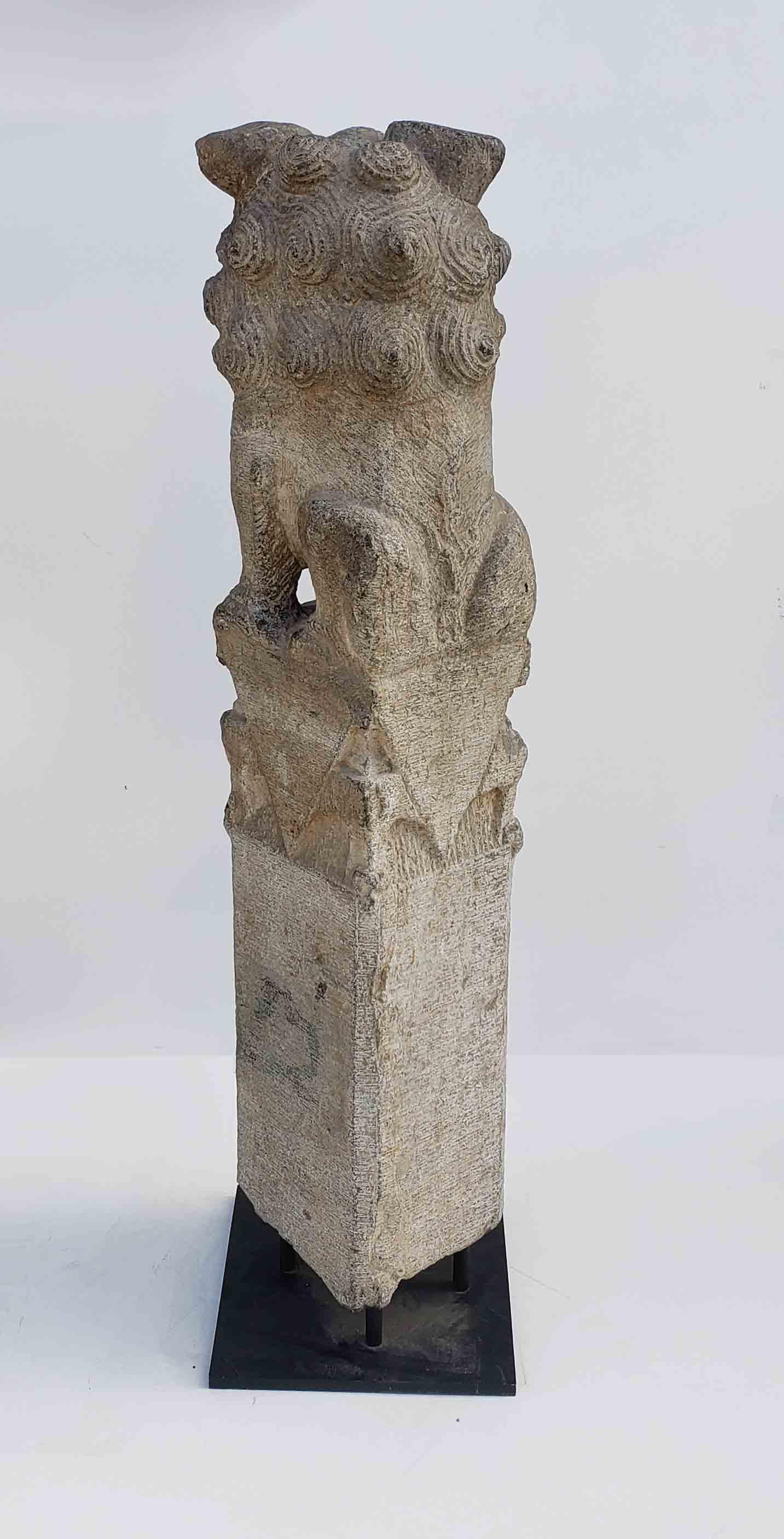 Sculpture faite à partir d'un poteau d'attache, chinoise en granit massif représentant un chien Fu, début du XXe siècle Bon état - En vente à Dallas, TX
