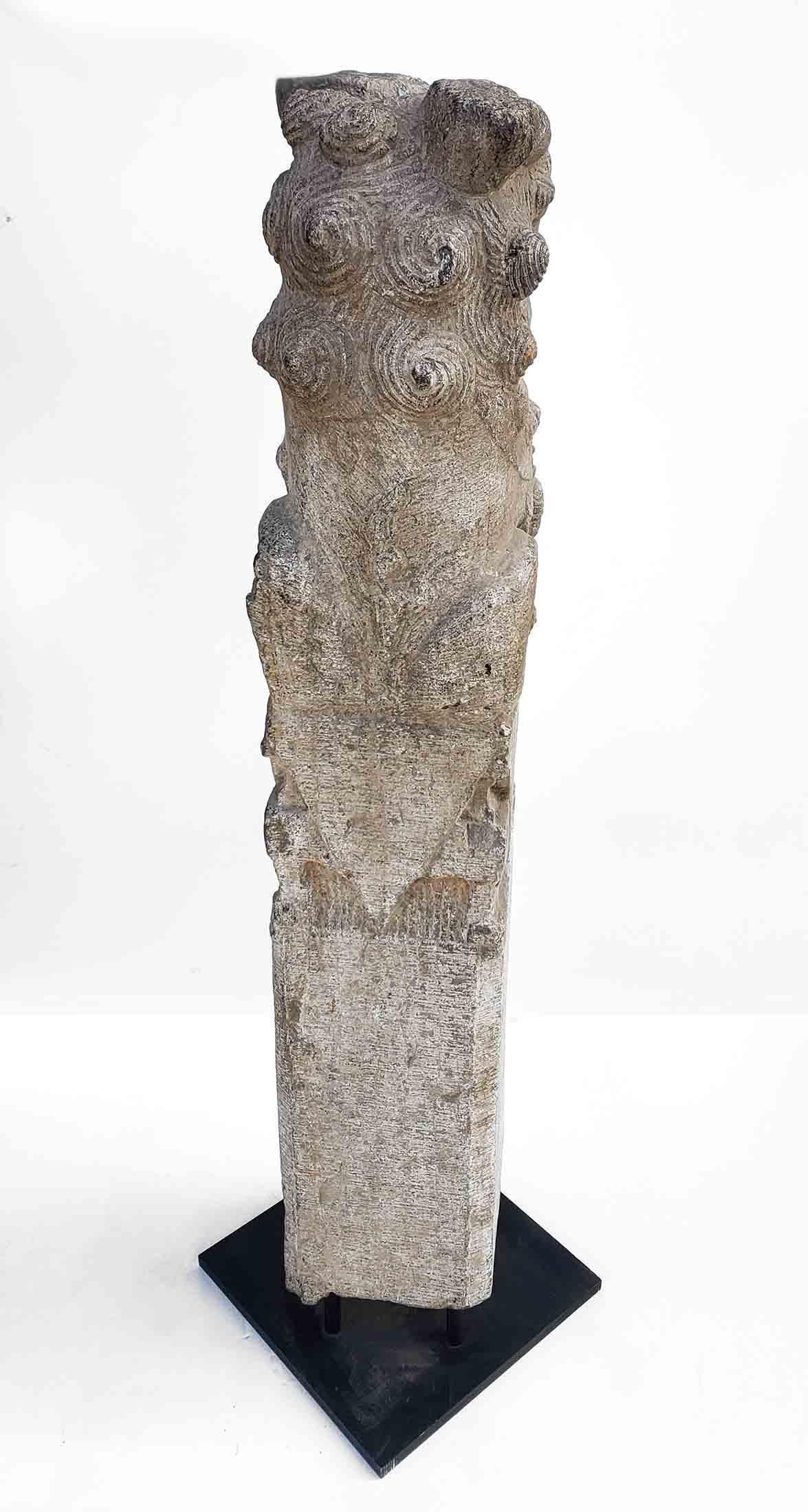 20ième siècle Sculpture faite à partir d'un poteau d'attache, chinoise en granit massif représentant un chien Fu, début du XXe siècle en vente