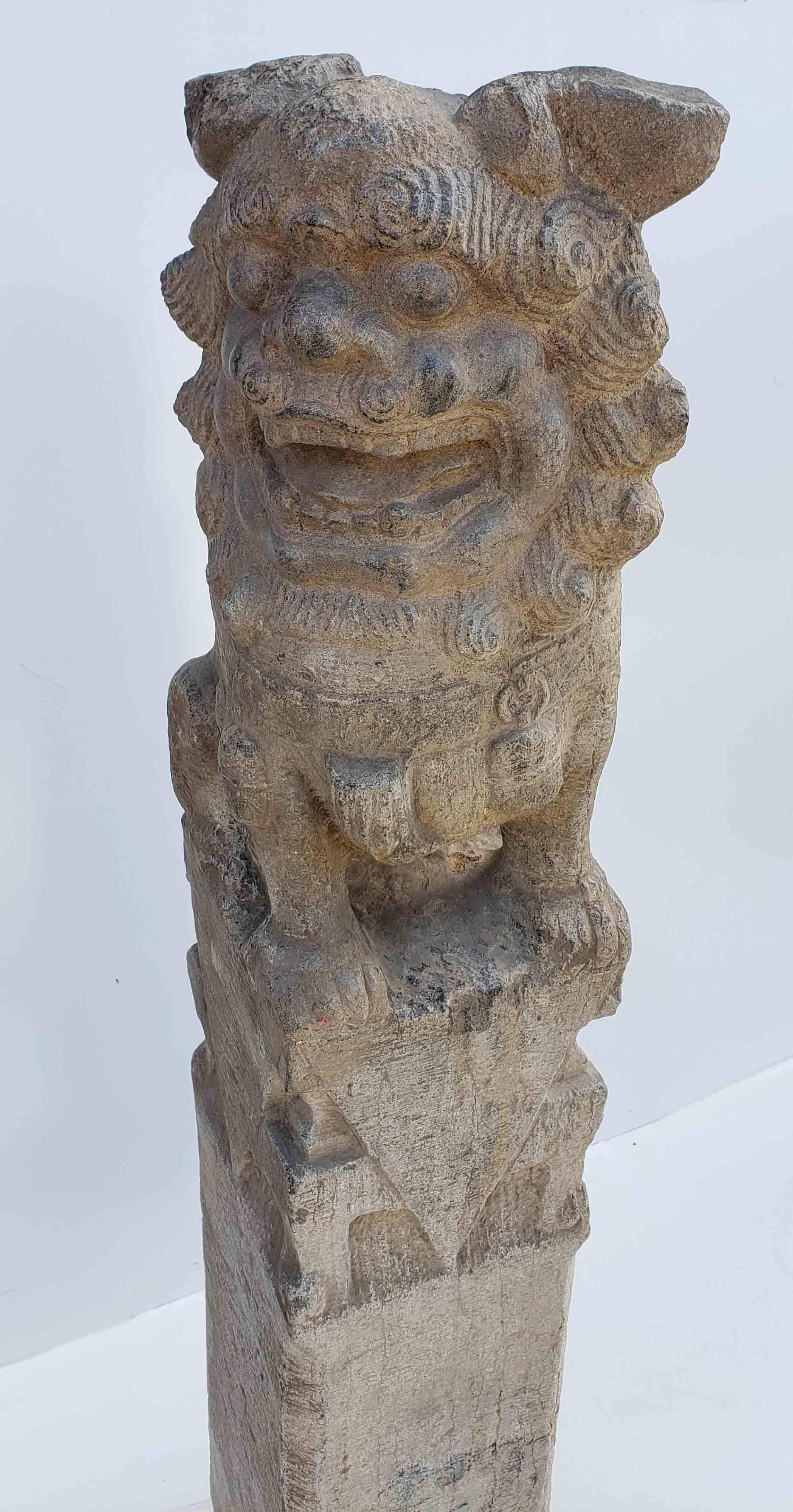 Granit Sculpture faite à partir d'un poteau d'attache, chinoise en granit massif représentant un chien Fu, début du XXe siècle en vente