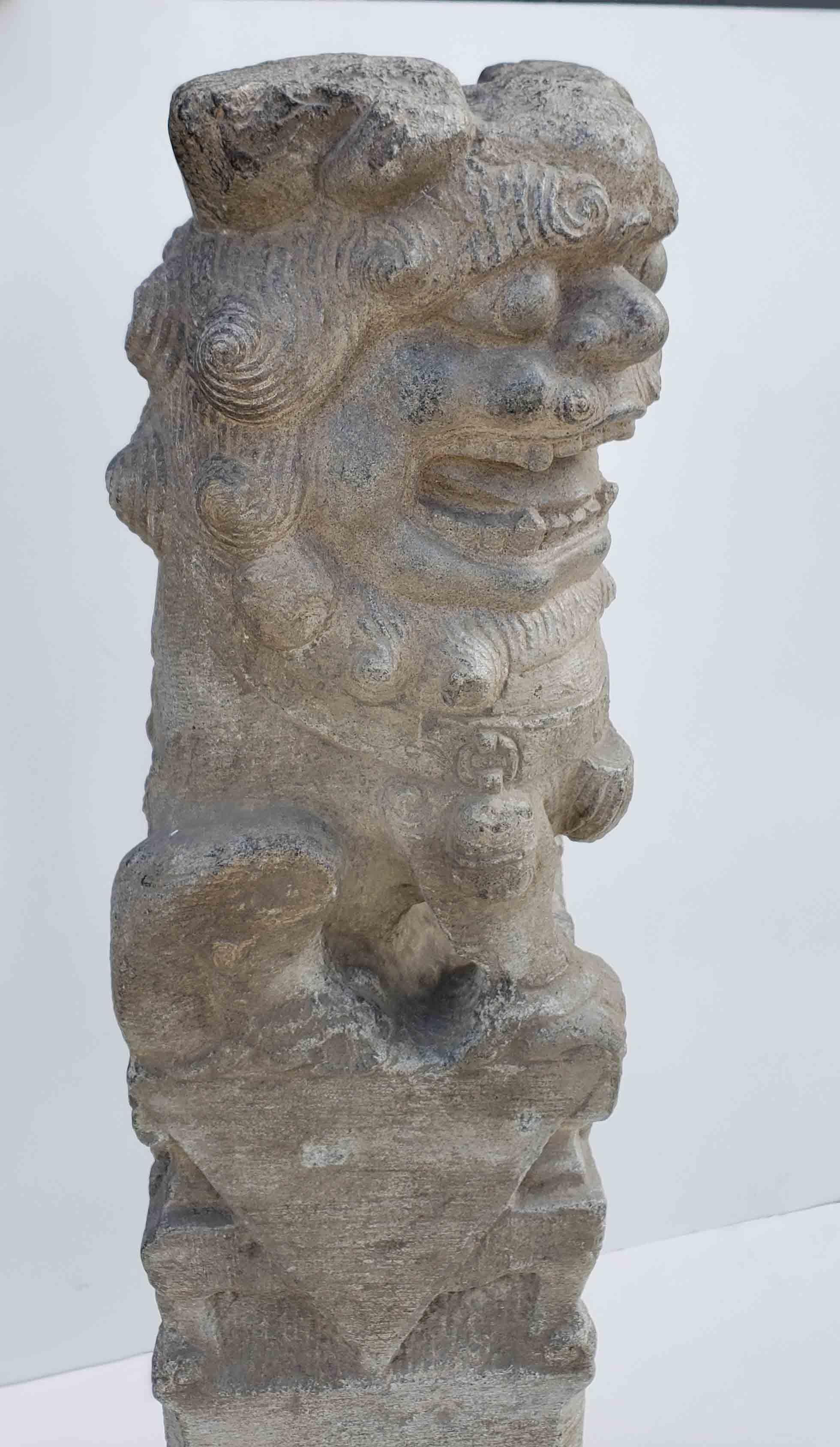 Sculpture faite à partir d'un poteau d'attache, chinoise en granit massif représentant un chien Fu, début du XXe siècle en vente 1