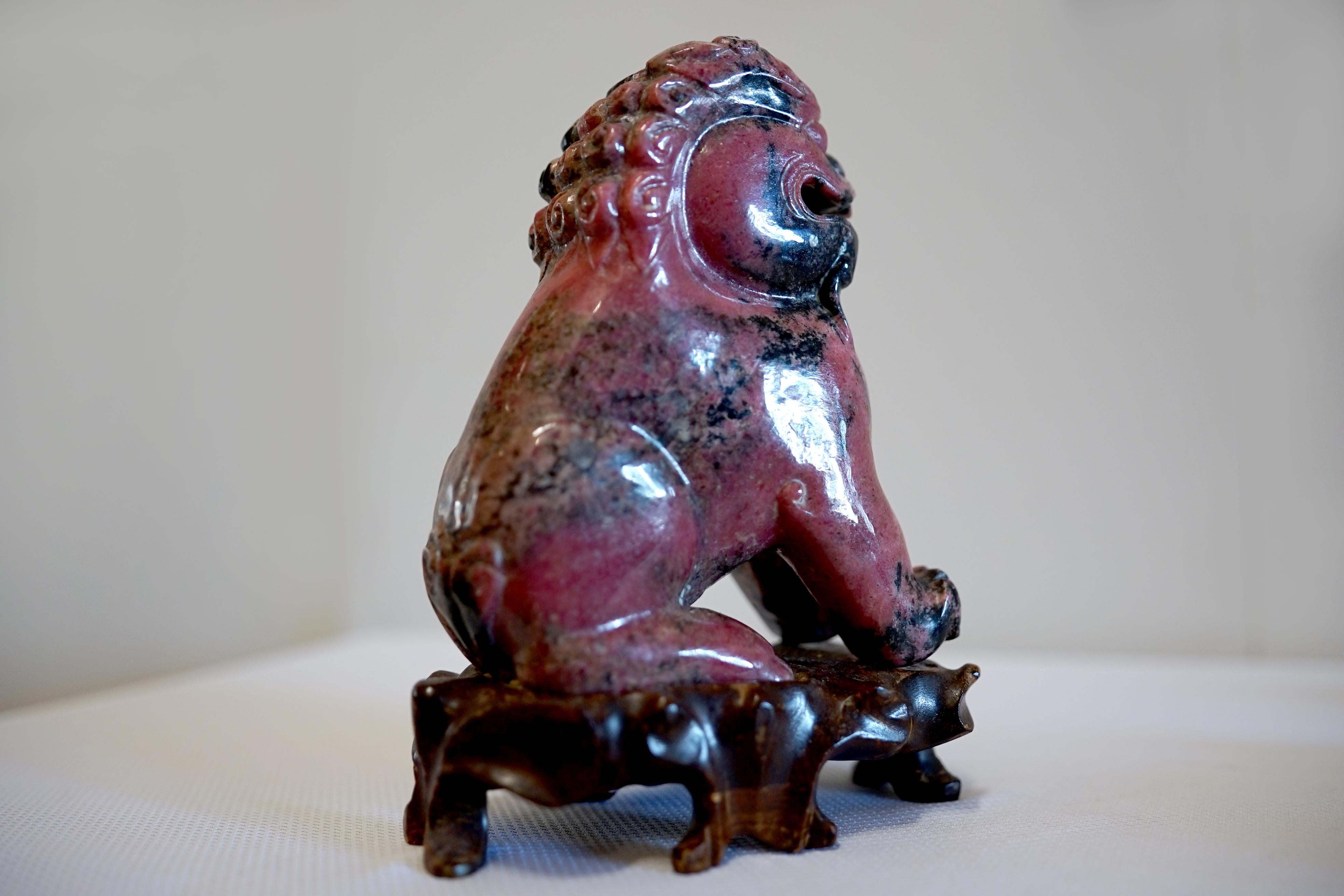 Chinois ou lion chinois en pierre dure rose et grise monté sur un piédestal en vente 6