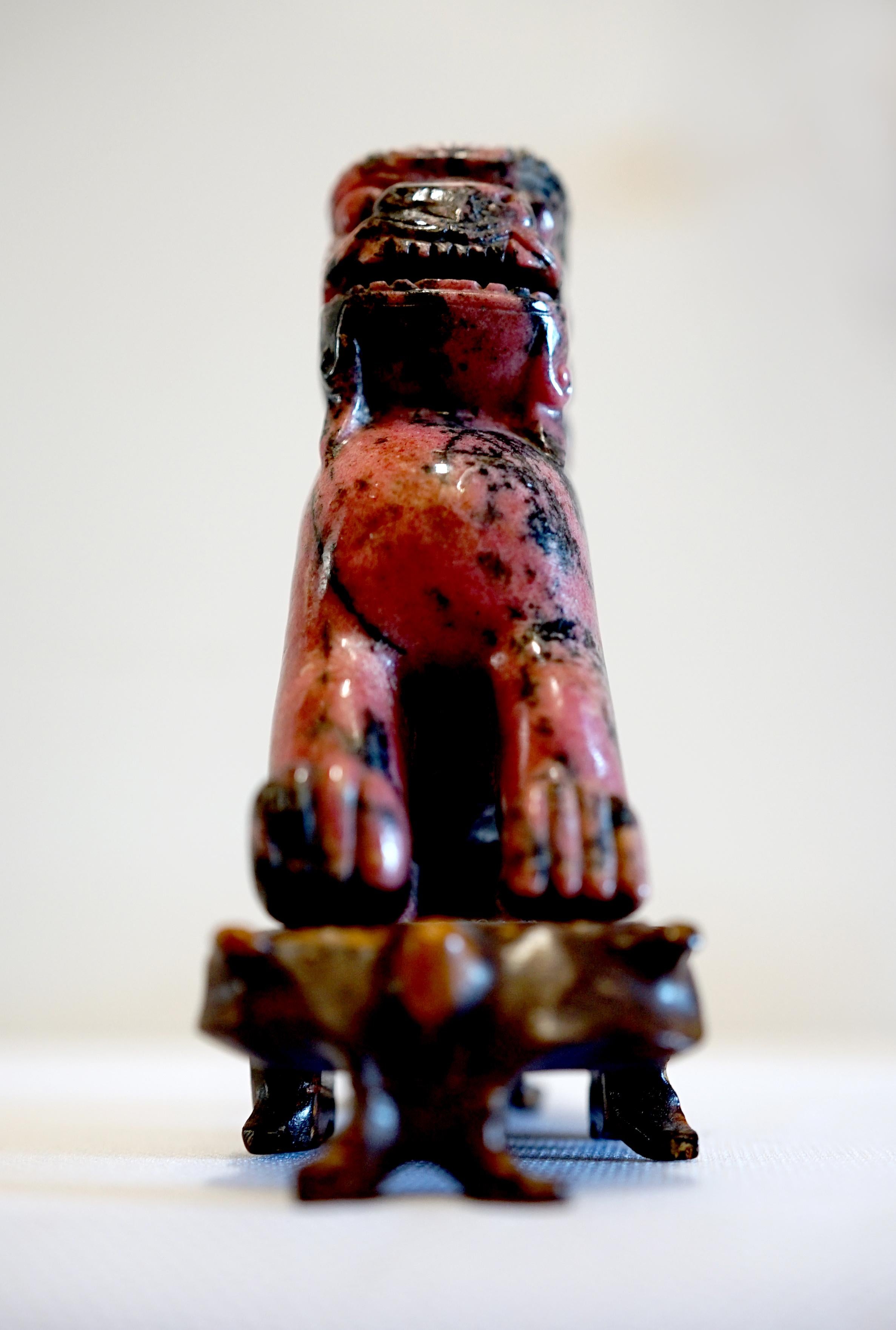 Sculpté à la main Chinois ou lion chinois en pierre dure rose et grise monté sur un piédestal en vente