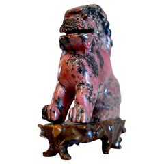Chinois ou lion chinois en pierre dure rose et grise monté sur un piédestal