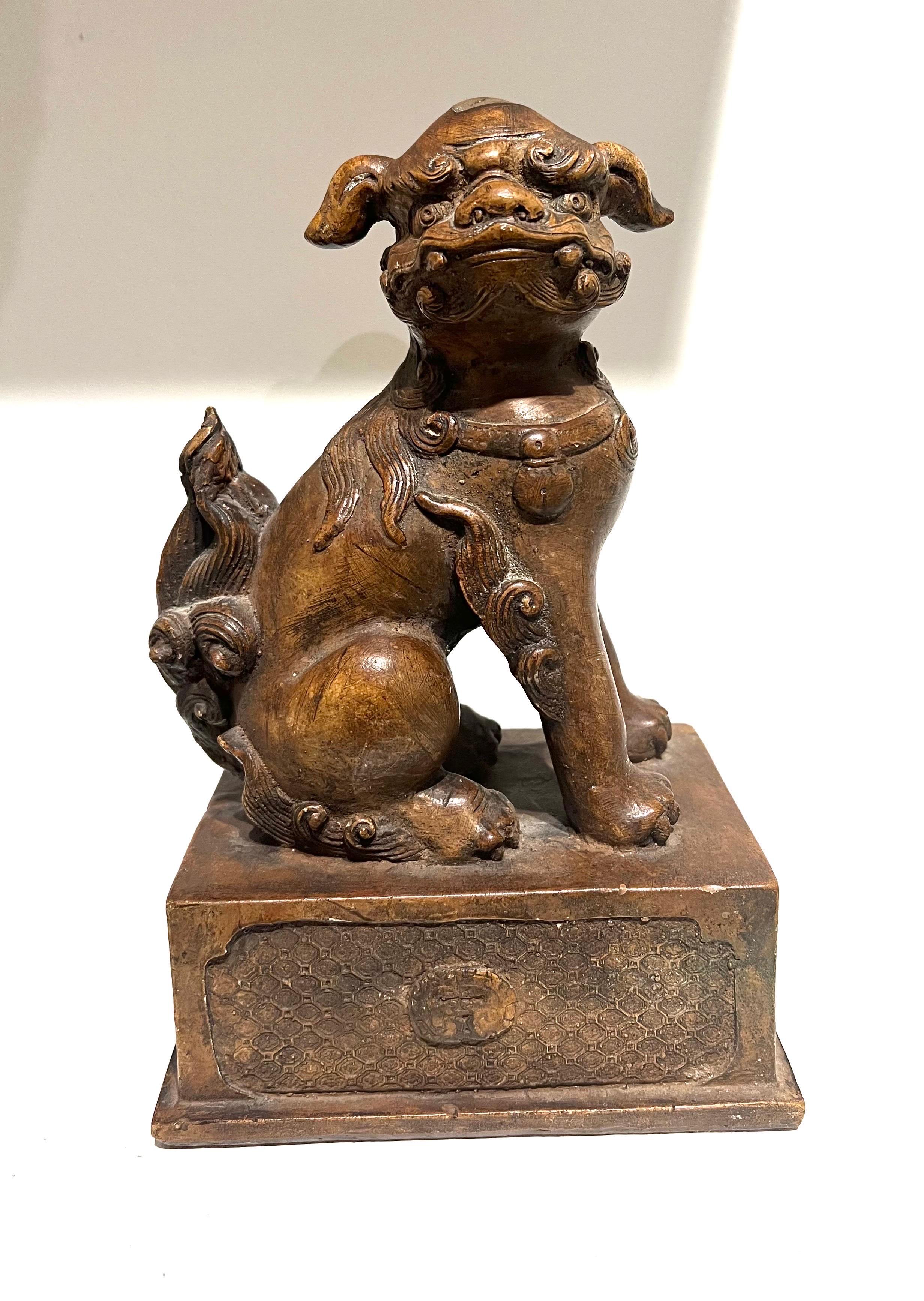 Simpatica scultura vintage in gesso di un cane foo con finitura in finto bronzo, circa anni '70.
