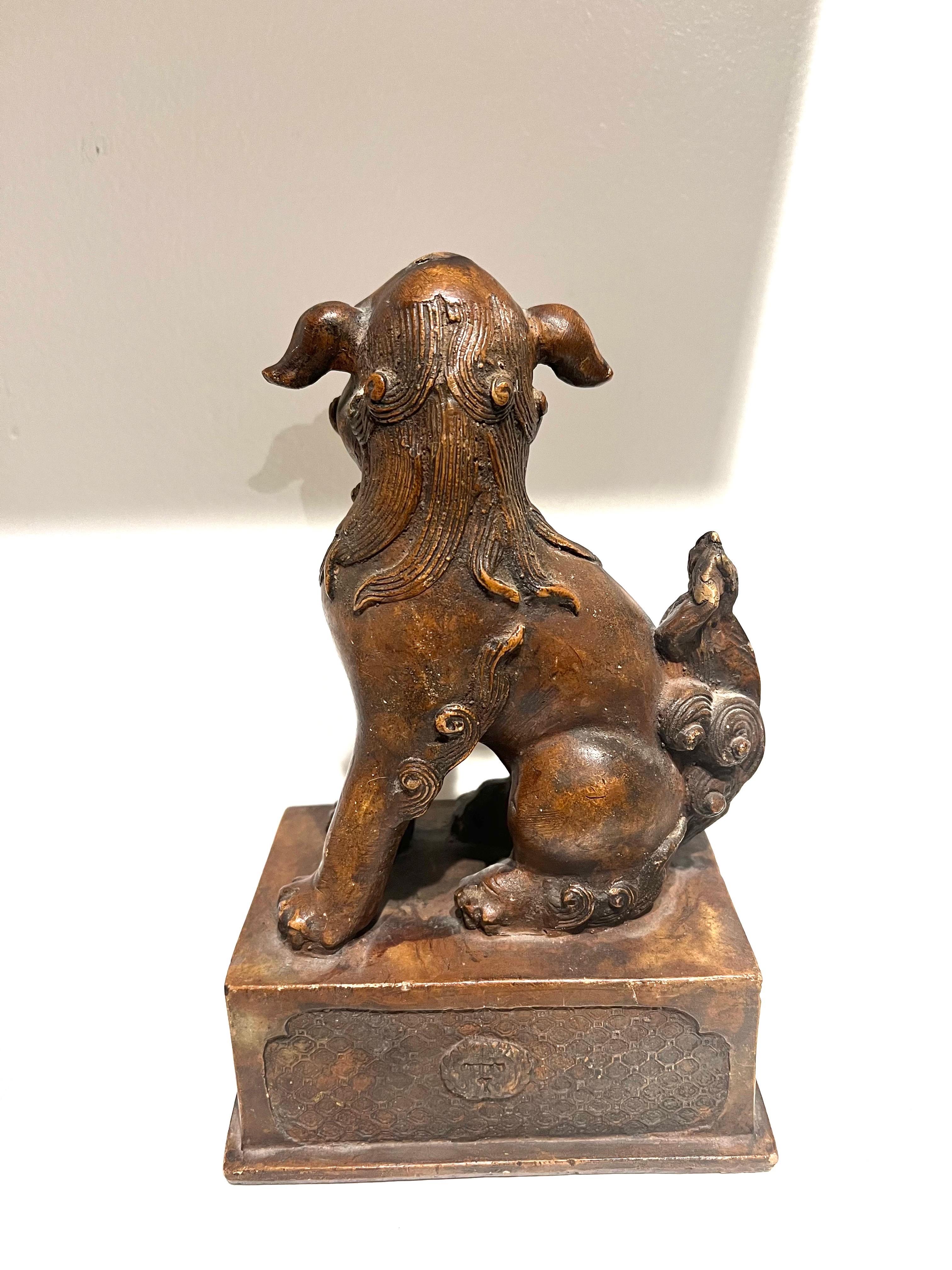 Chinesische Gips-Skulptur eines Foo-Hundes  (Ende des 20. Jahrhunderts) im Angebot