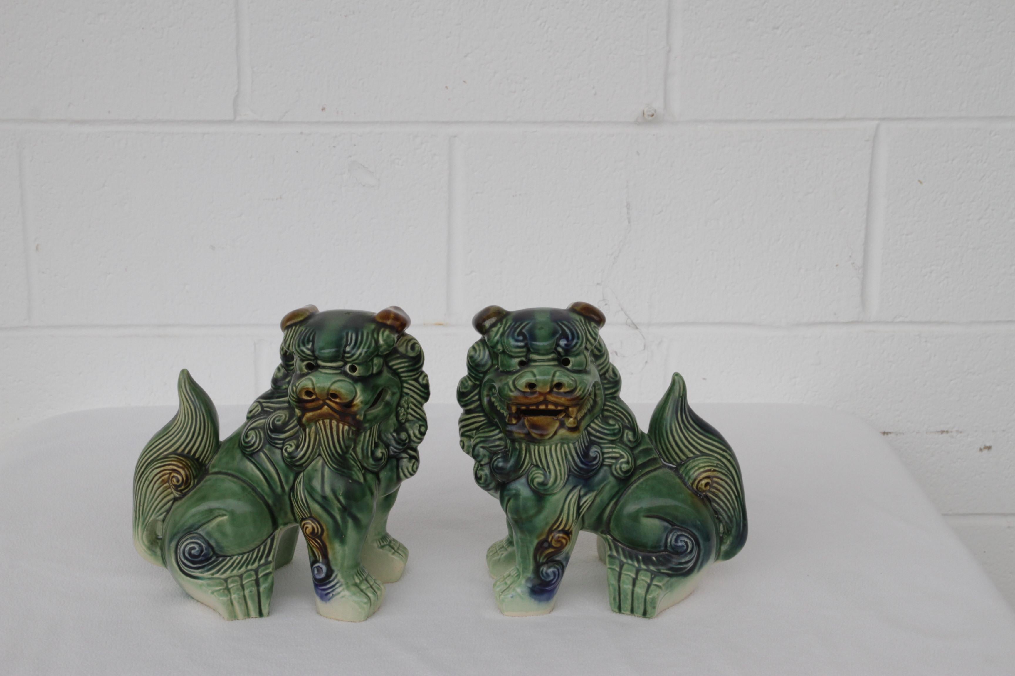 Les sculptures chinoises de chiens de chasse sont souvent placées par paires à l'entrée des temples, des palais et des maisons pour servir de protecteurs puissants, censés éloigner les mauvais esprits et apporter la prospérité. Les lions sont