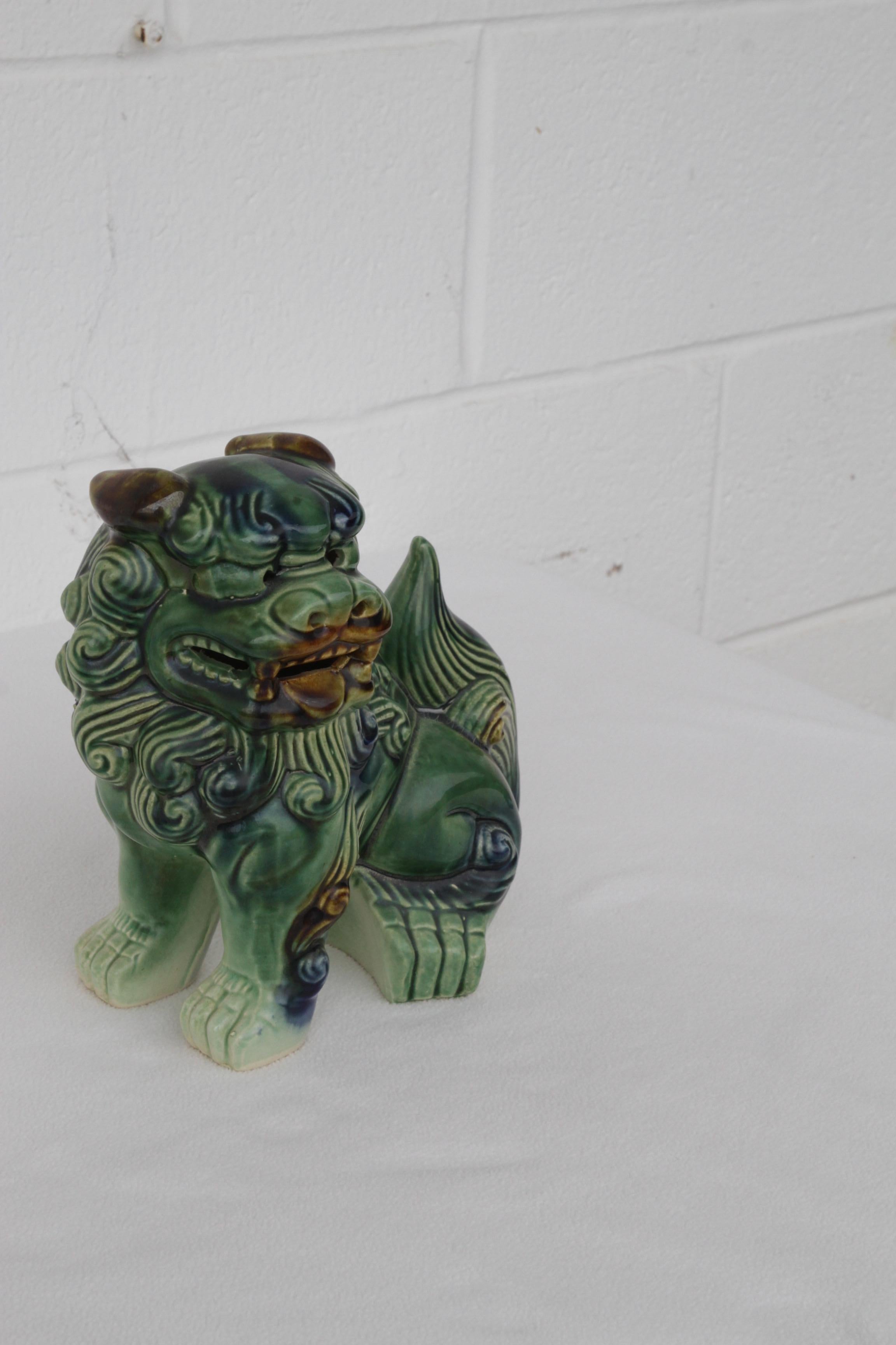 Chinois Paire de chiens Foo en porcelaine chinoise en vente