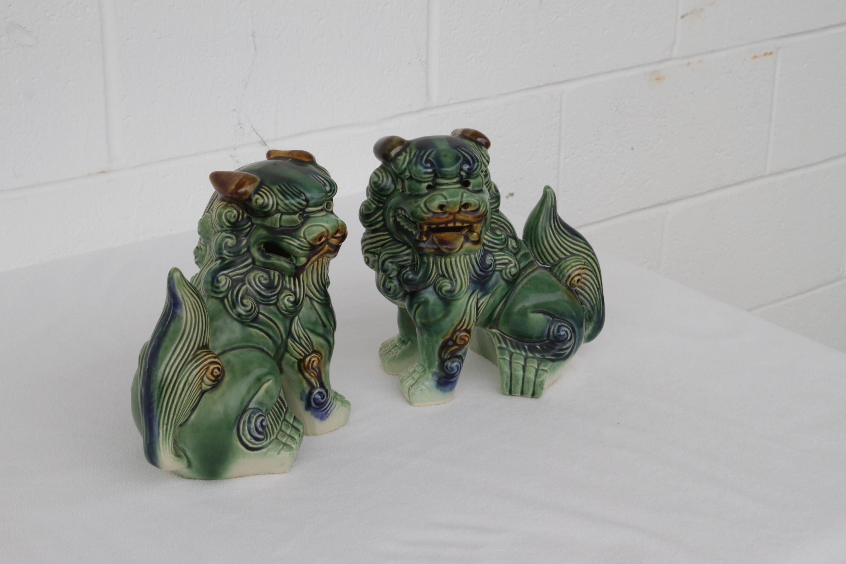 20ième siècle Paire de chiens Foo en porcelaine chinoise en vente