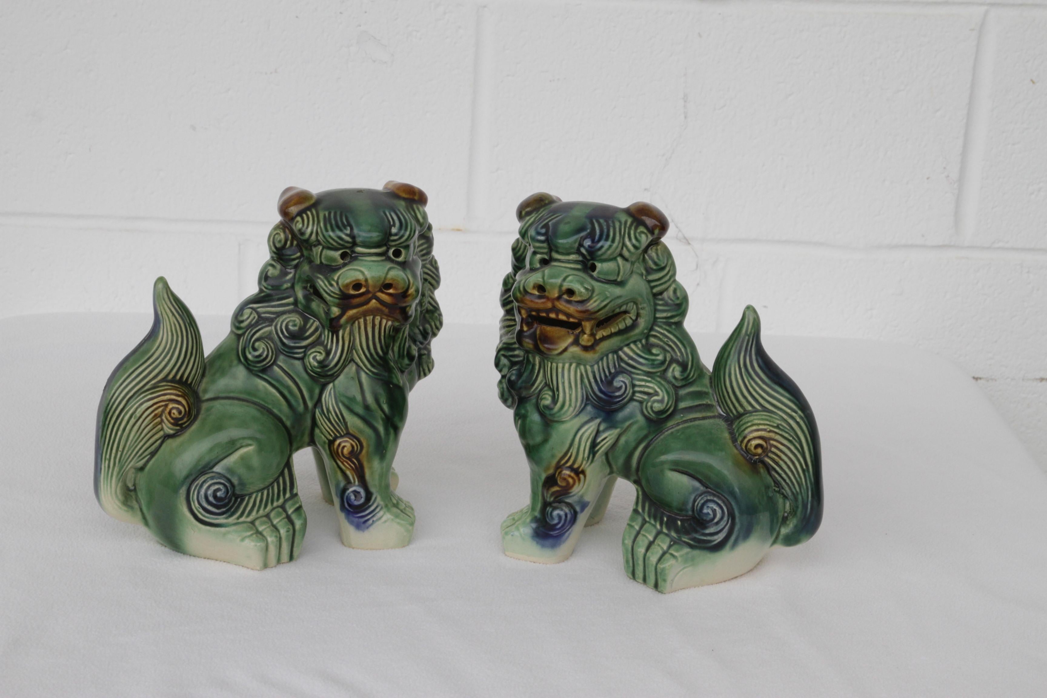 Porcelaine Paire de chiens Foo en porcelaine chinoise en vente