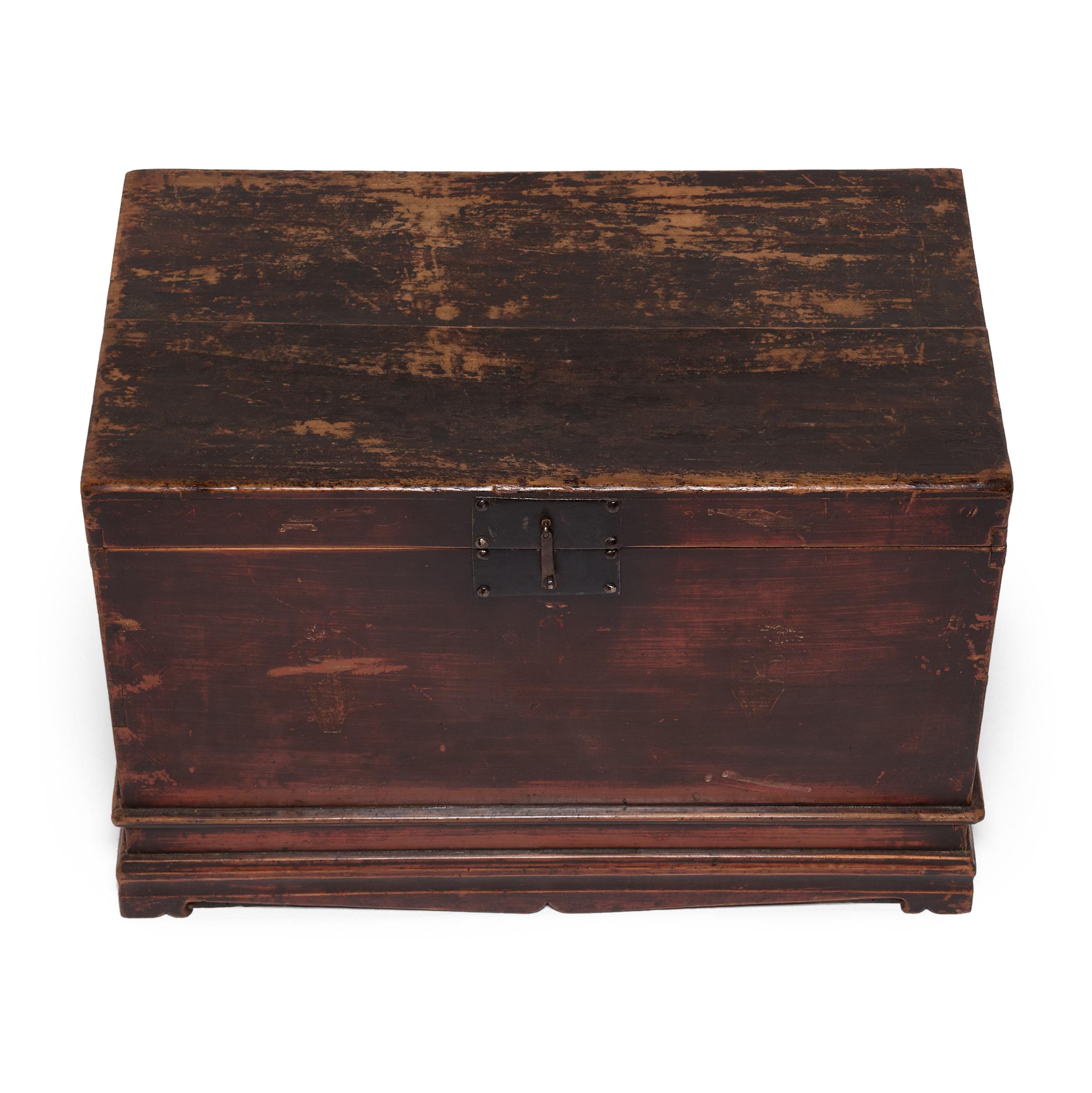 Chinese Footed Keeper's Trunk, c. 1900 In Good Condition In Chicago, IL
