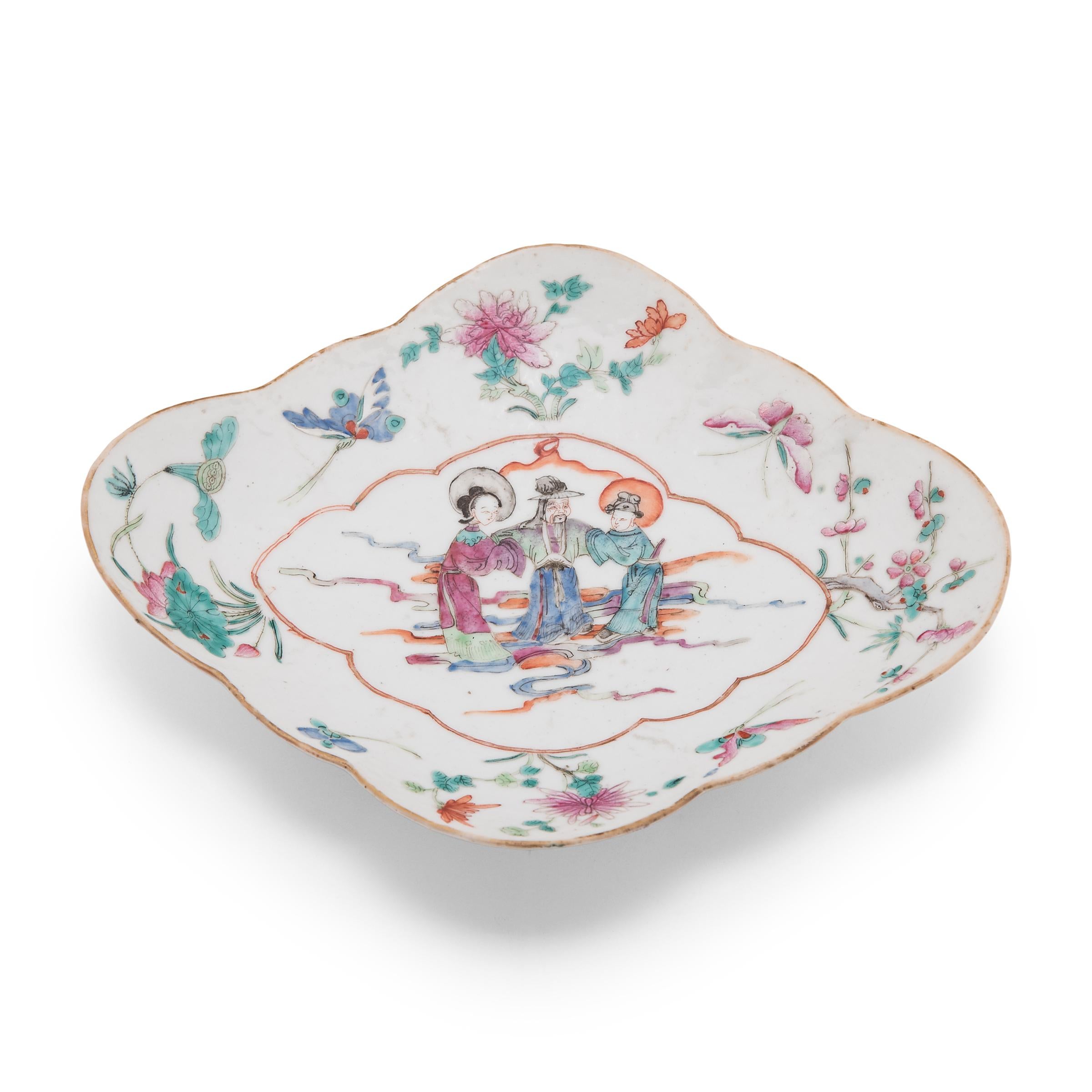 Diese farbenfrohe Porzellanschale stammt aus der Mitte des 19. Jahrhunderts und wurde ursprünglich als Servierschale für rituelle Opfergaben verwendet, die vor einem Hausaltar aufgestellt und mit Früchten, Backwaren und anderen Lebensmitteln