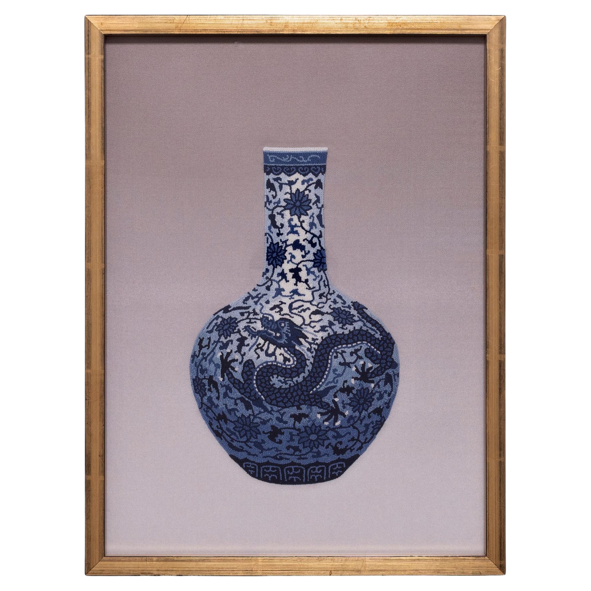 Chinesische gebotene Stickerei einer blauen und weißen Vase mit Stickerei im Angebot