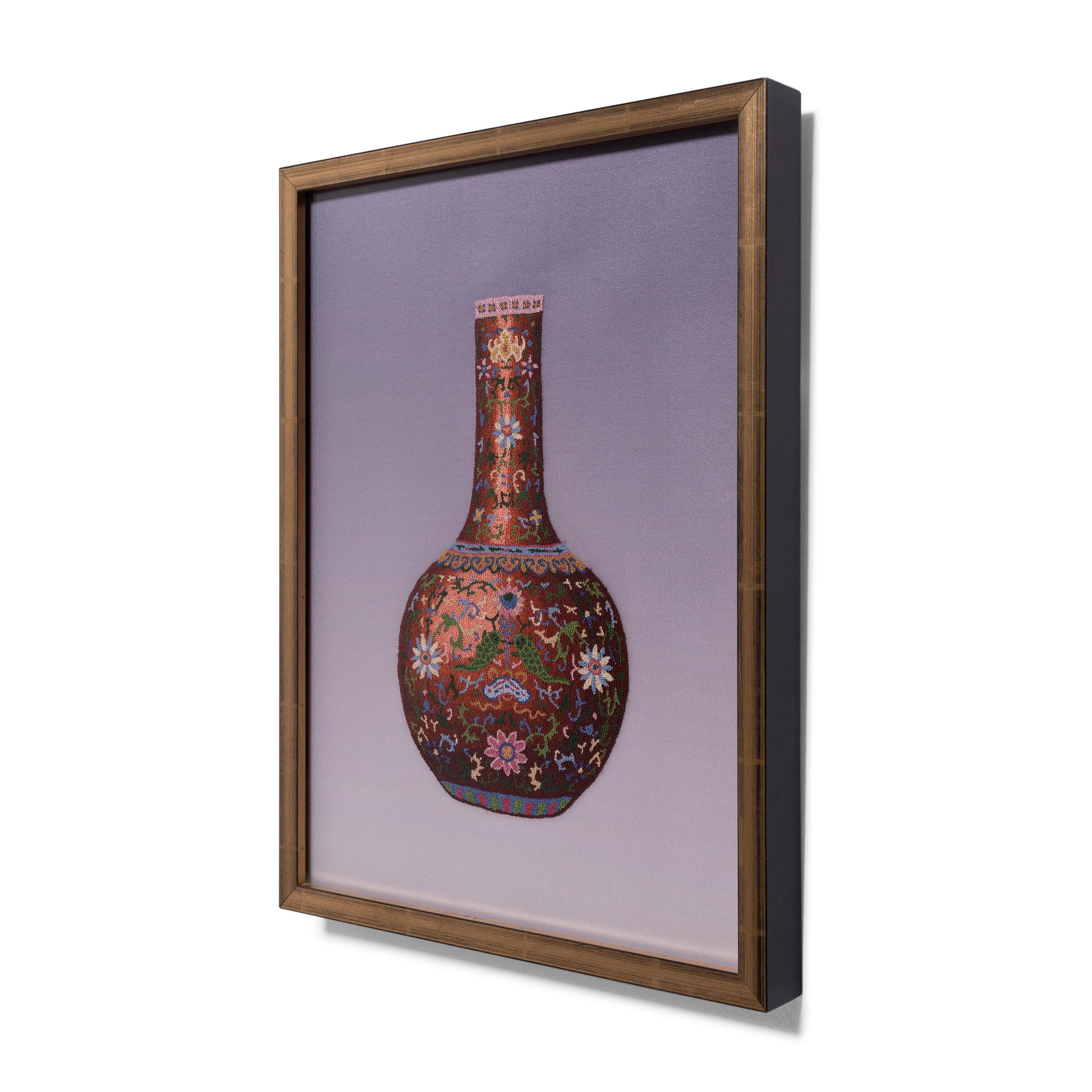 Magnifique exemple de broderie chinoise, ce textile de soie encadré utilise le fameux point interdit pour représenter un vase en porcelaine de la famille rose. Également connu sous le nom de 