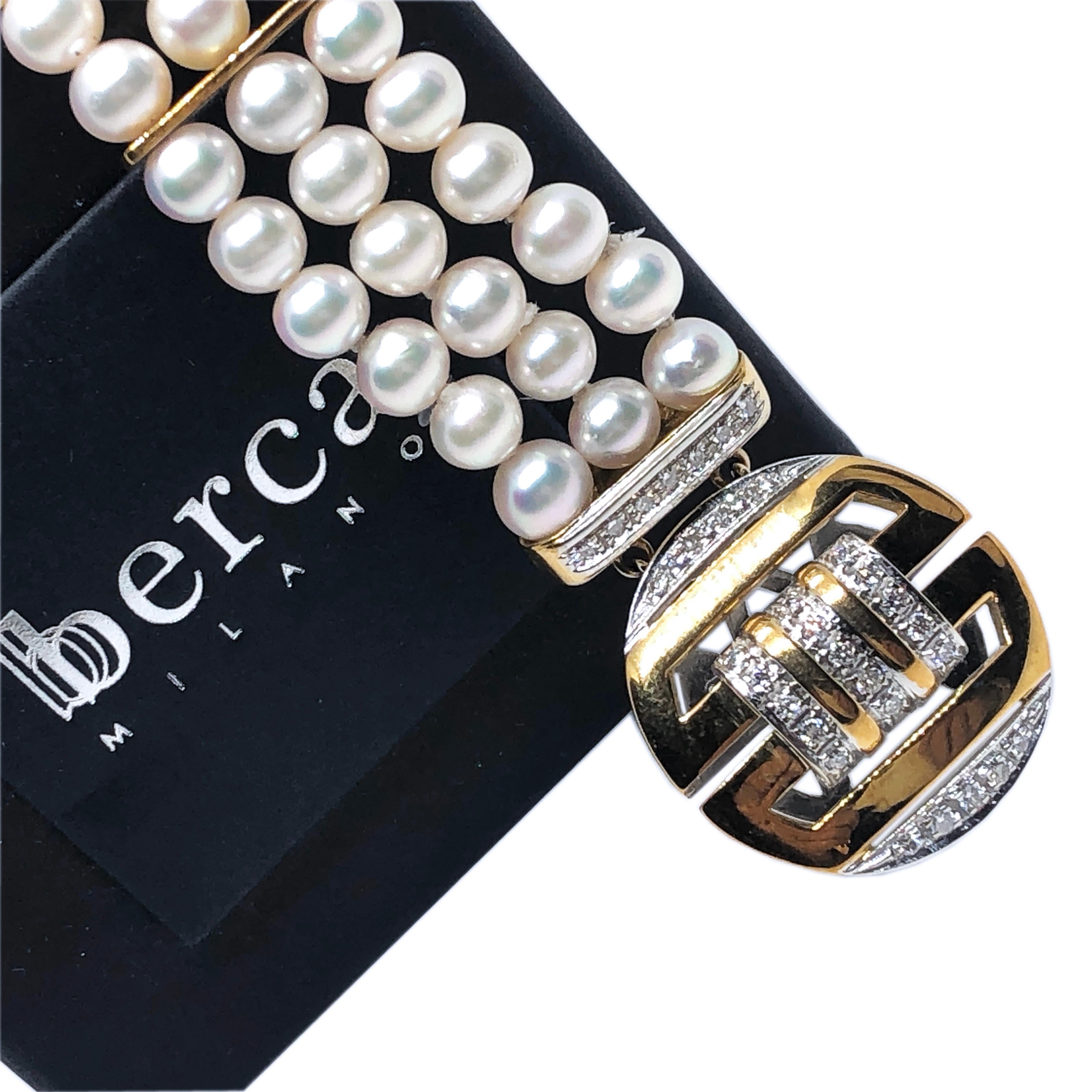 Somptueux bracelet absolument chic et intemporel présentant une perle Akoya japonaise à trois rangs, terminée par un diamant blanc de 0,57 carat (F-G, VVS1) et 0,76 ozT, le tout serti d'or blanc et jaune 18K et d'un fermoir en forme de symbole
