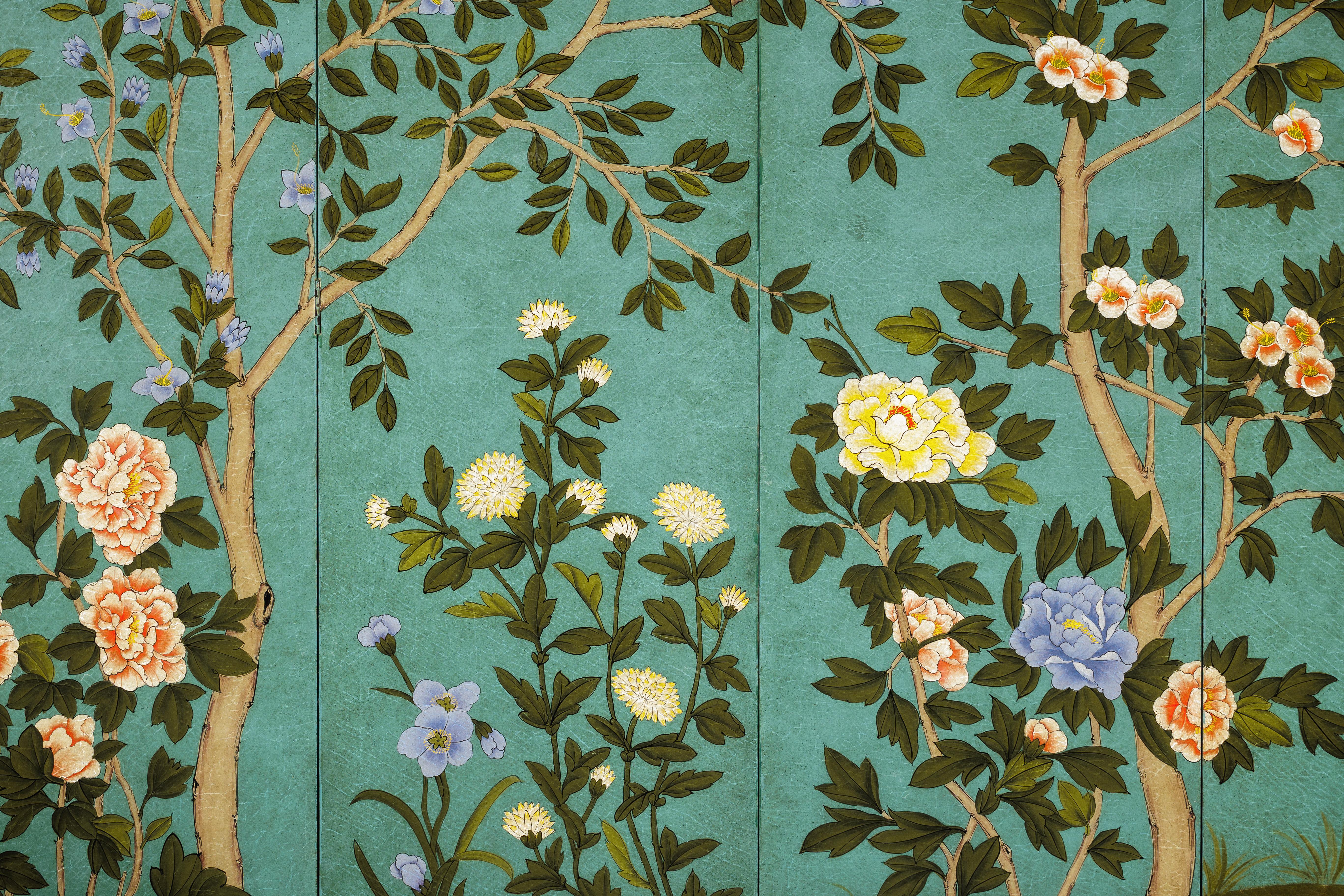 Paravent chinois à quatre panneaux avec fleurs peintes à la main sur fond sarcelle en vente 3