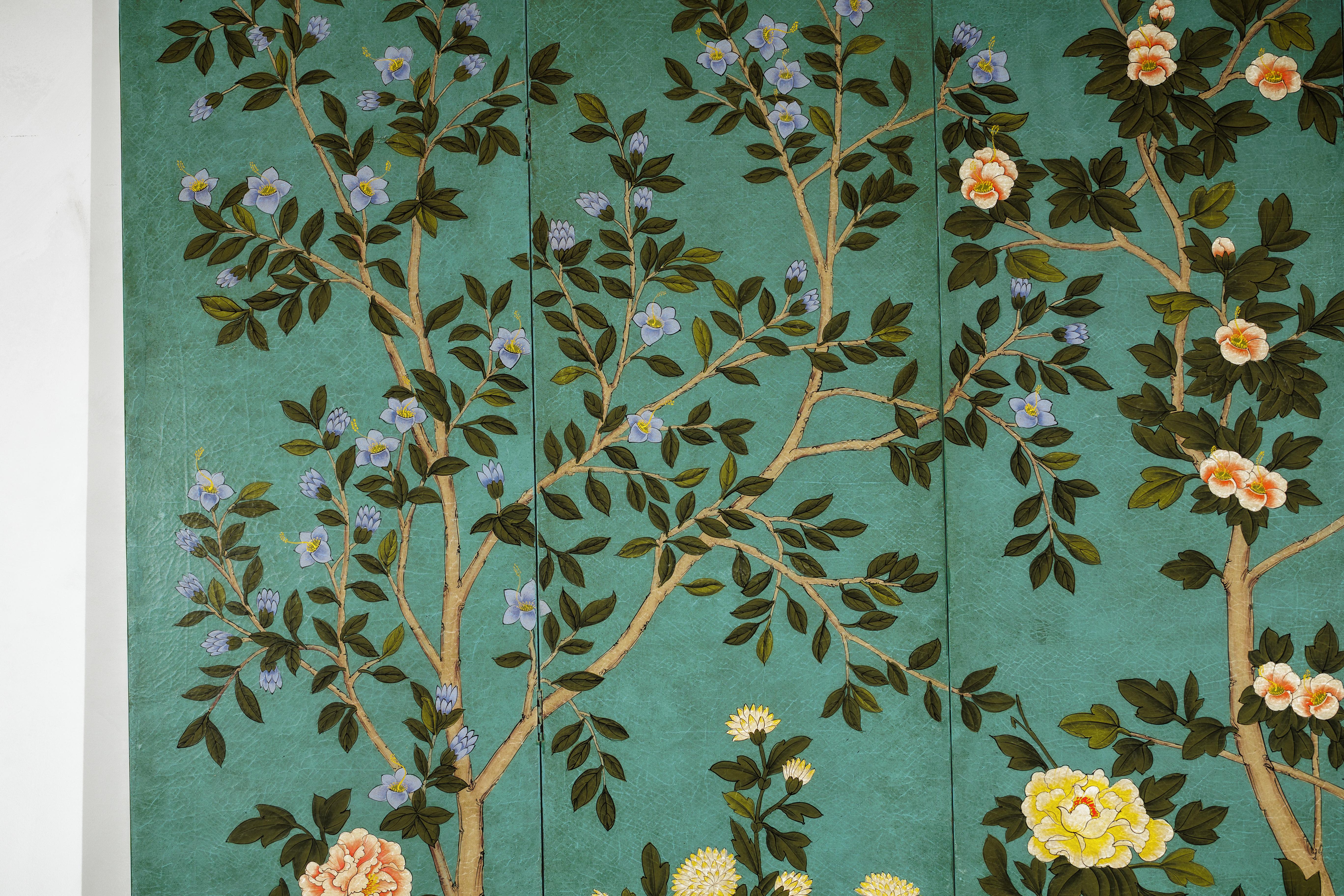 Paravent chinois à quatre panneaux avec fleurs peintes à la main sur fond sarcelle en vente 4