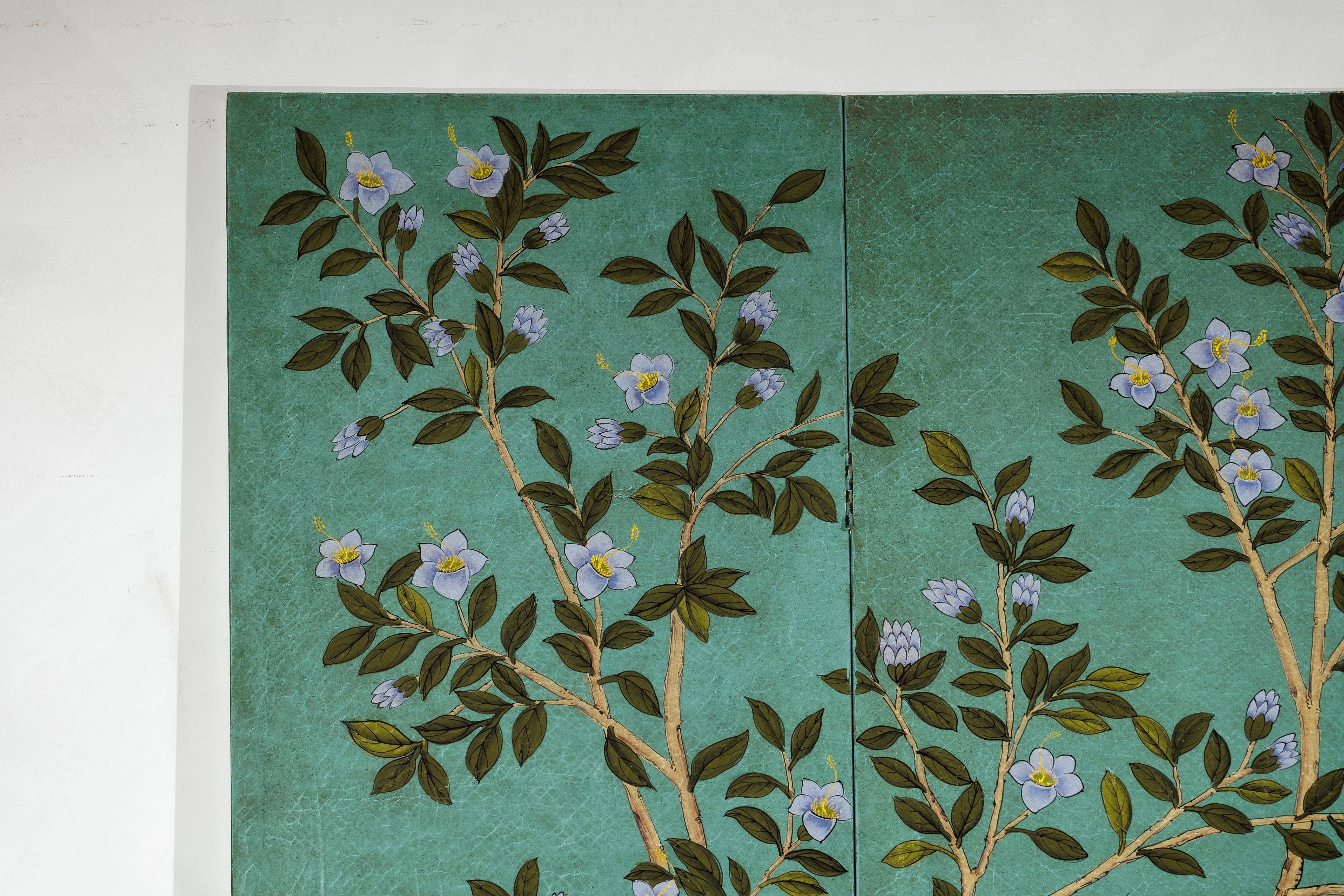 Paravent chinois à quatre panneaux avec fleurs peintes à la main sur fond sarcelle en vente 5