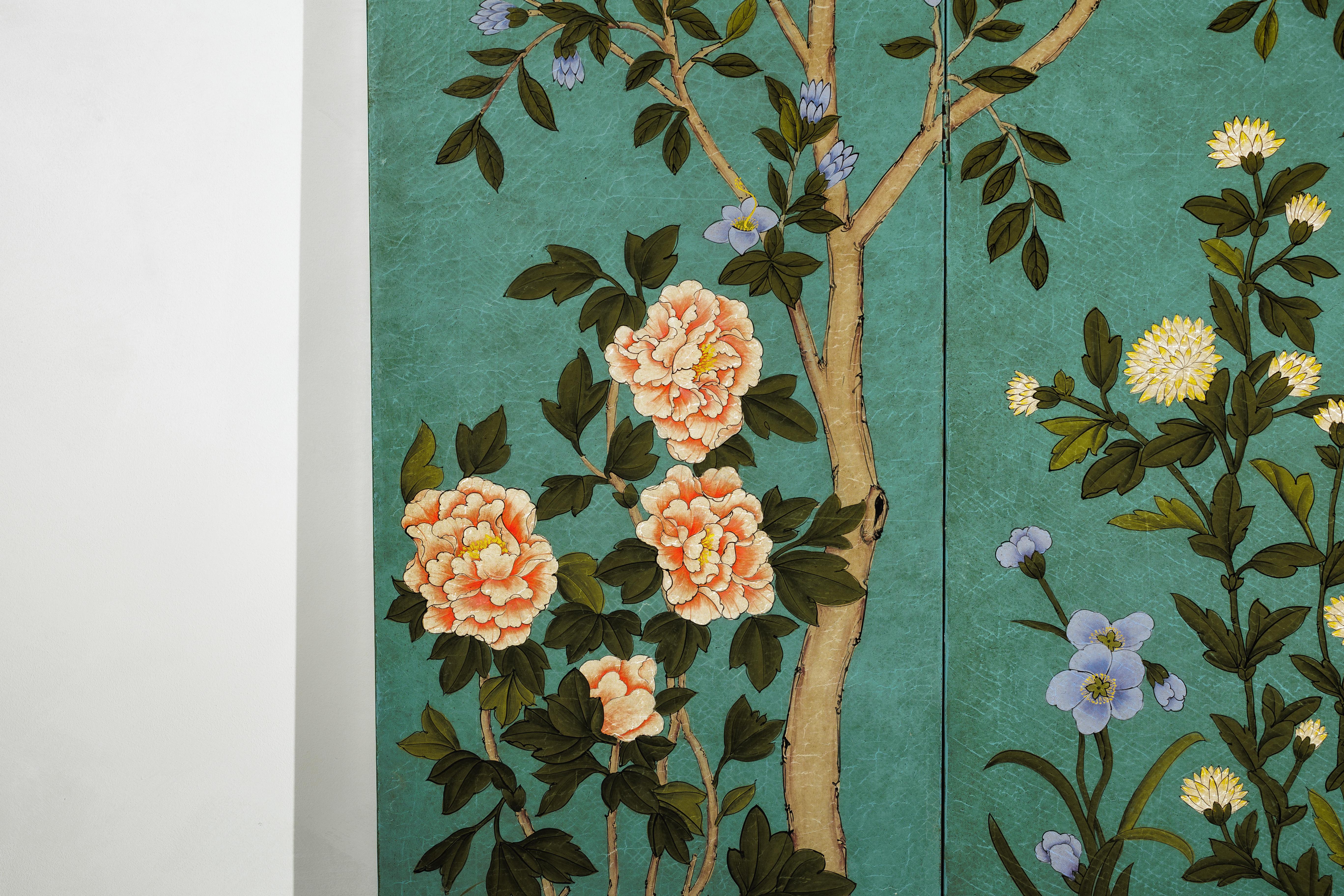 Paravent chinois à quatre panneaux avec fleurs peintes à la main sur fond sarcelle en vente 6