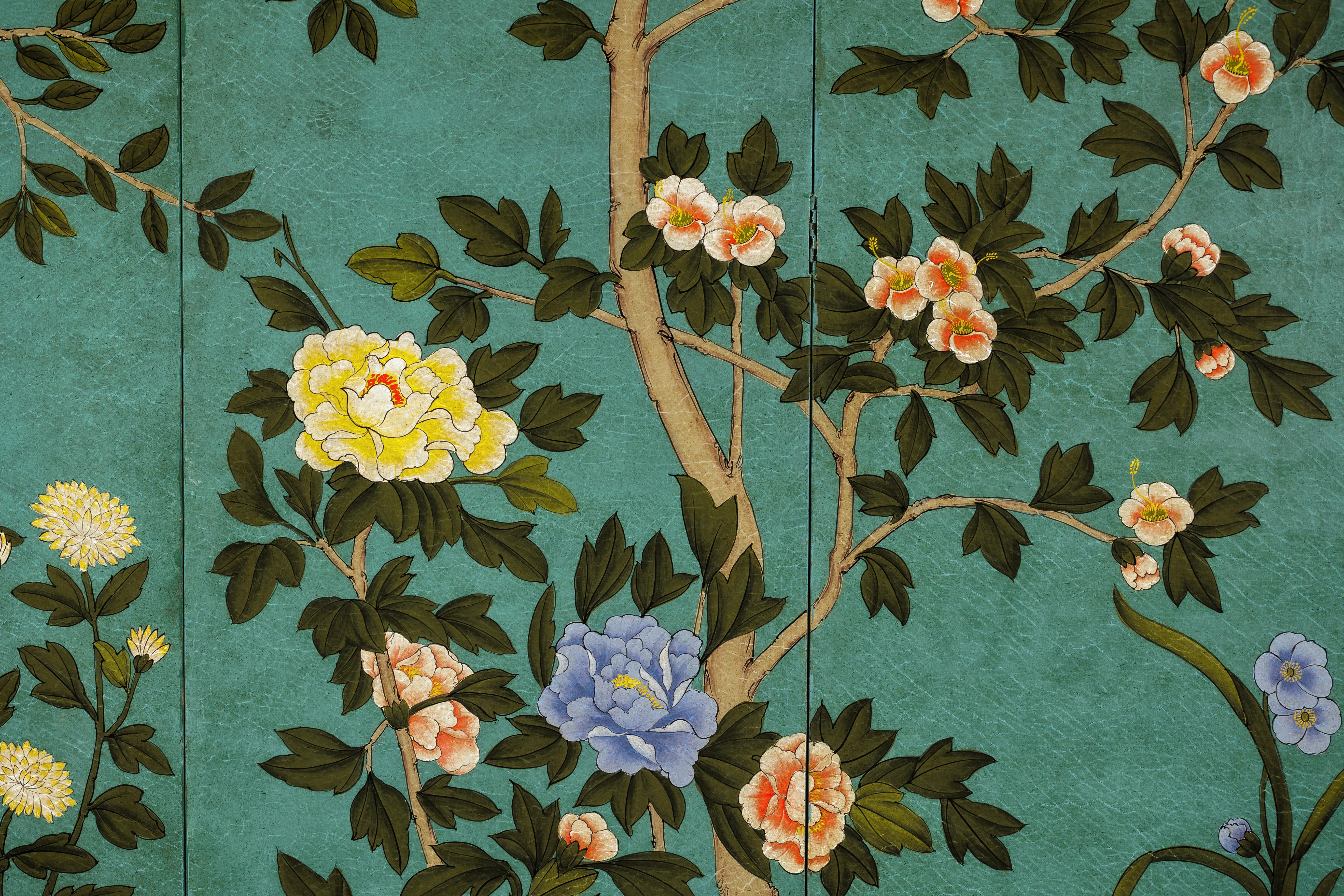 Paravent chinois à quatre panneaux avec fleurs peintes à la main sur fond sarcelle en vente 7